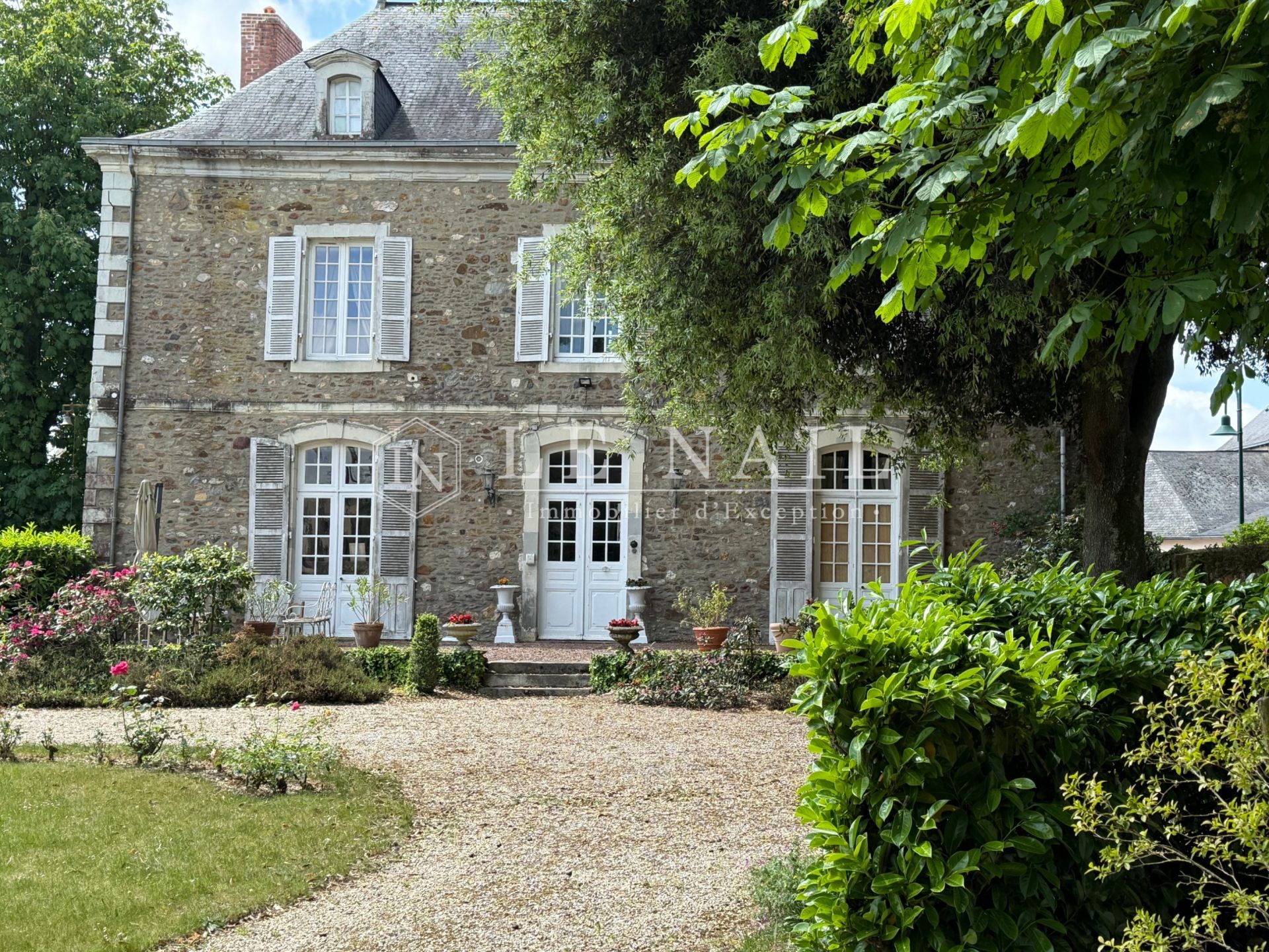 townhouse 12 rooms for sale on CHATEAU GONTIER (53200)