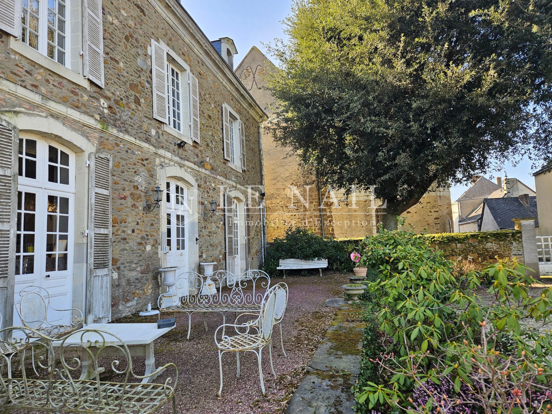 townhouse 12 rooms for sale on CHATEAU GONTIER (53200)