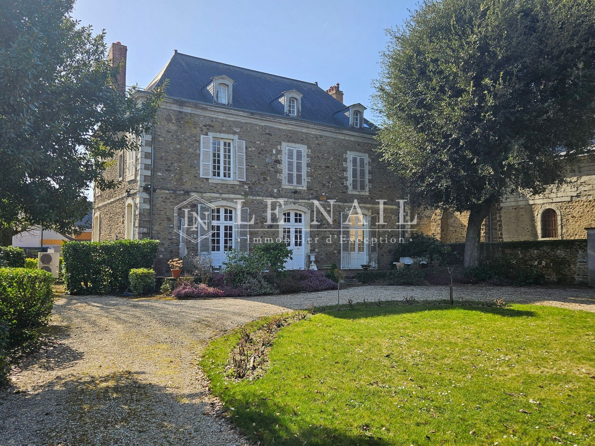 maison de ville 12 pièces en vente à CHATEAU GONTIER (53200)