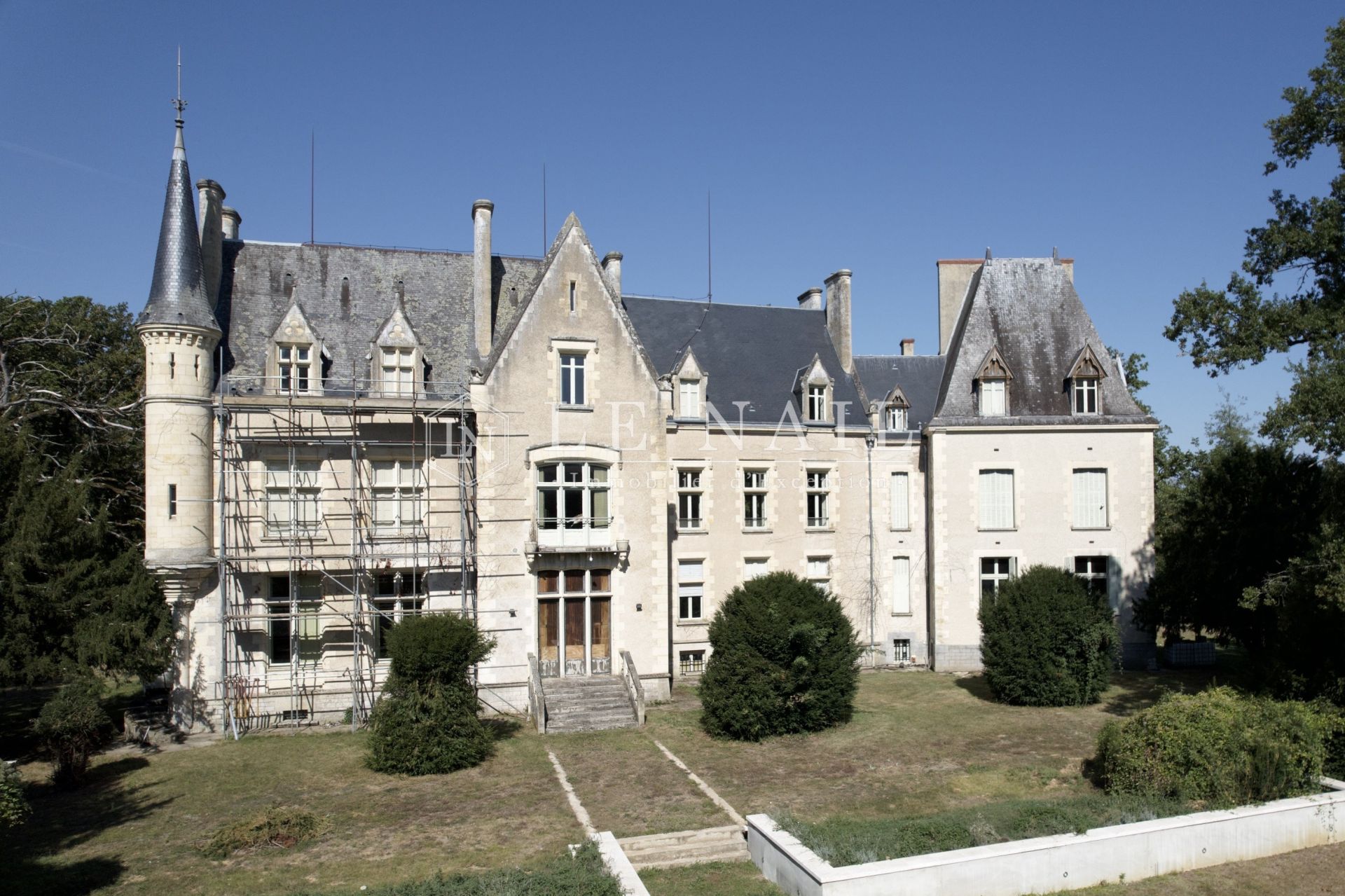 castle 30 rooms for sale on NEVERS (58000)