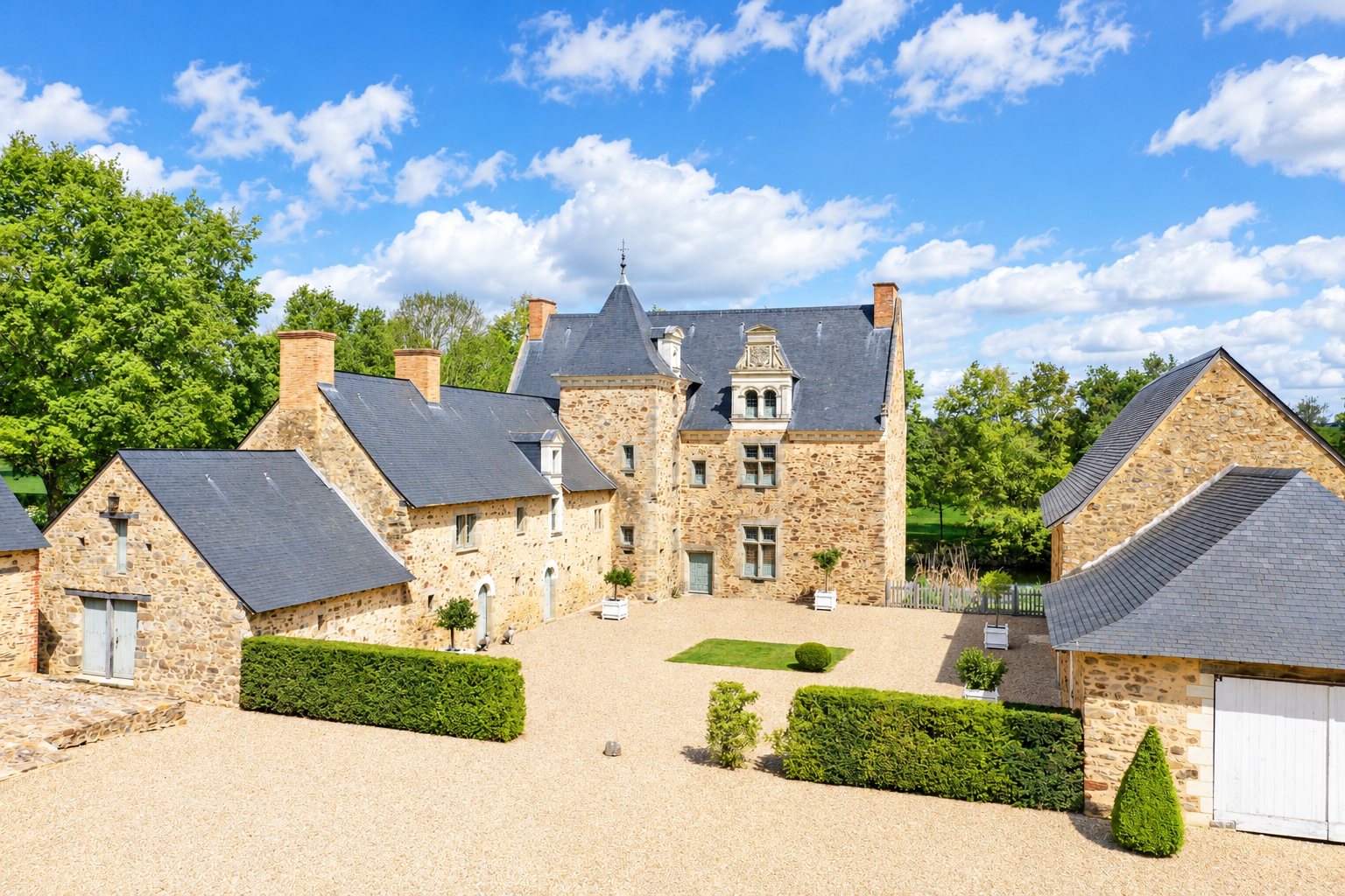 manoir 11 pièces en vente à CHATEAU GONTIER (53200) - Plus de details