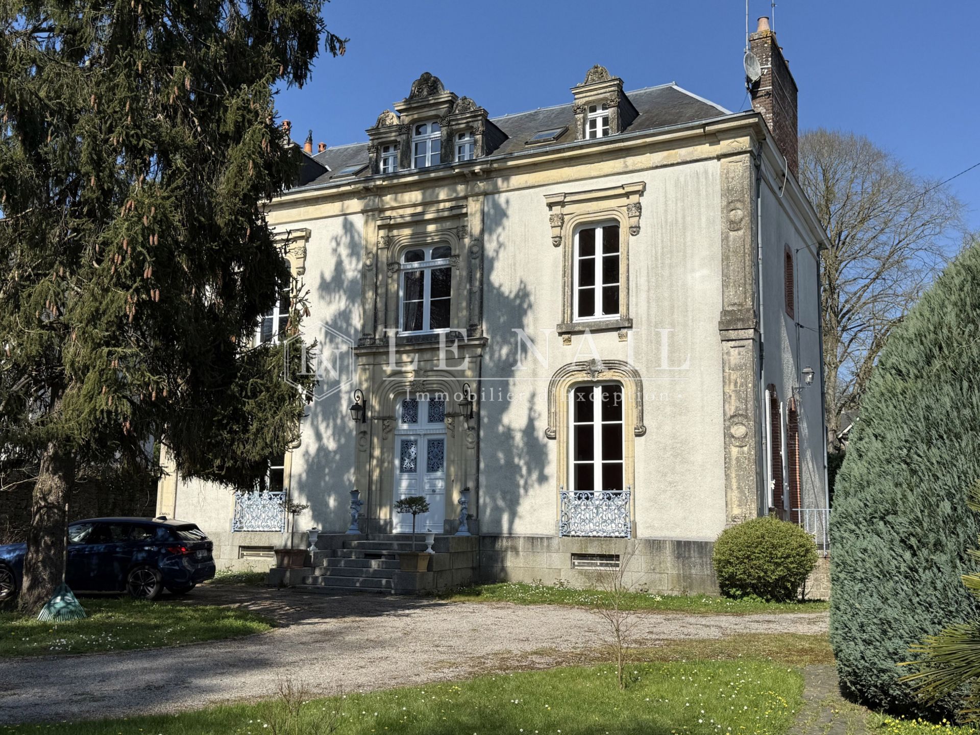 hôtel particulier 11 pièces en vente à MAYENNE (53100) hôtel particulier 11 pièces en vente à MAYENNE (53100)