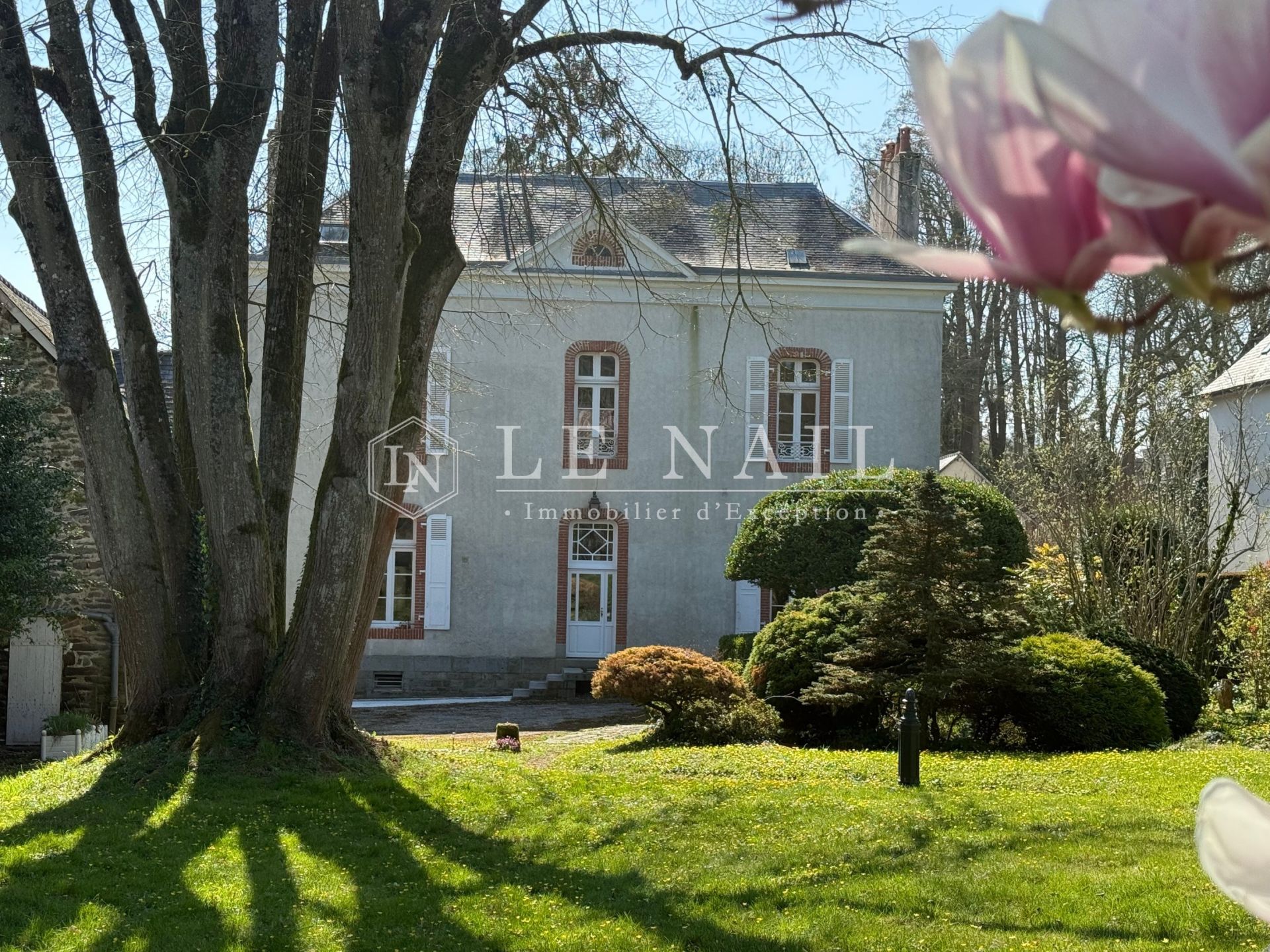 hôtel particulier 11 pièces en vente à MAYENNE (53100)