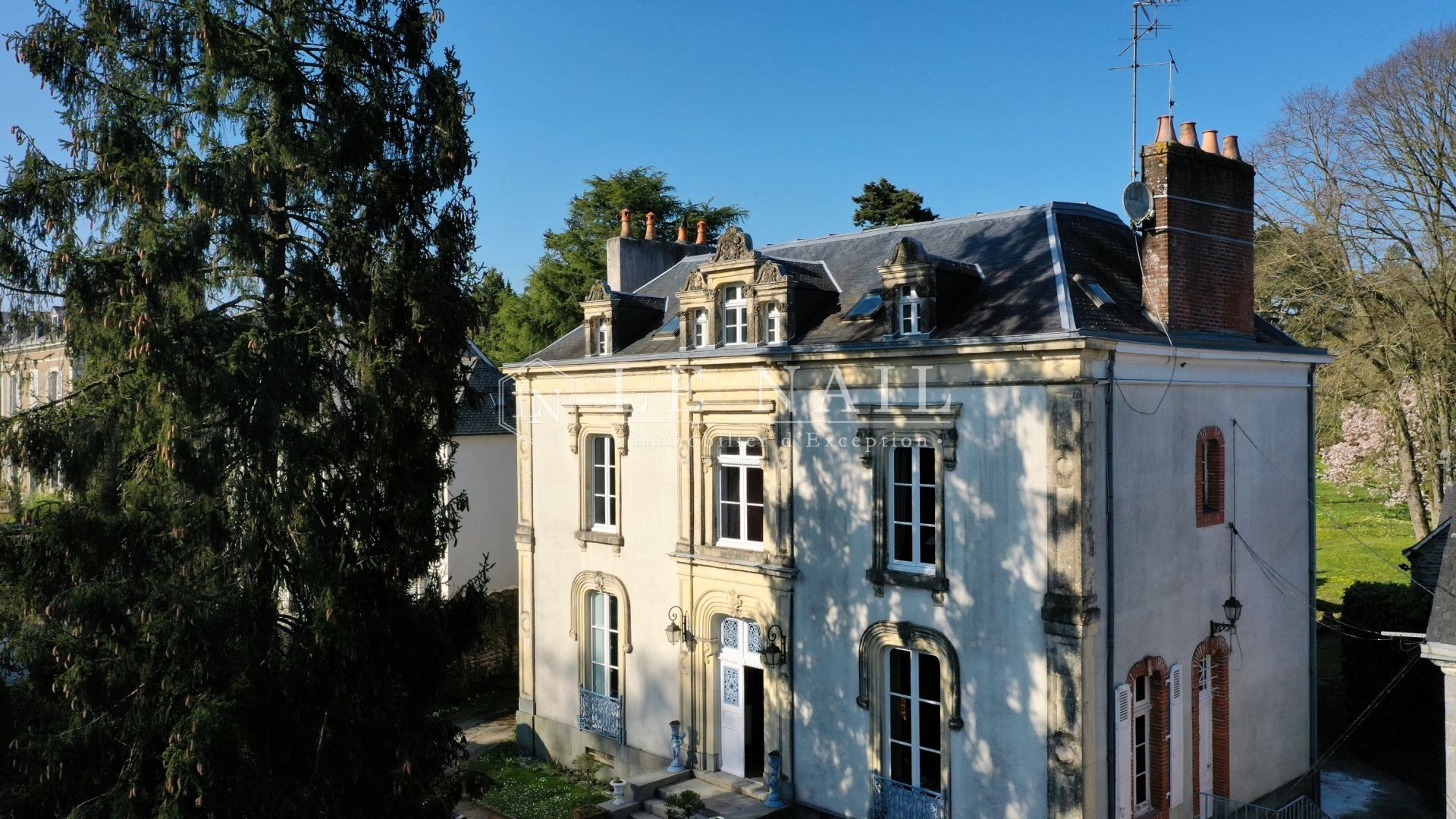 hôtel particulier 11 pièces en vente à MAYENNE (53100)