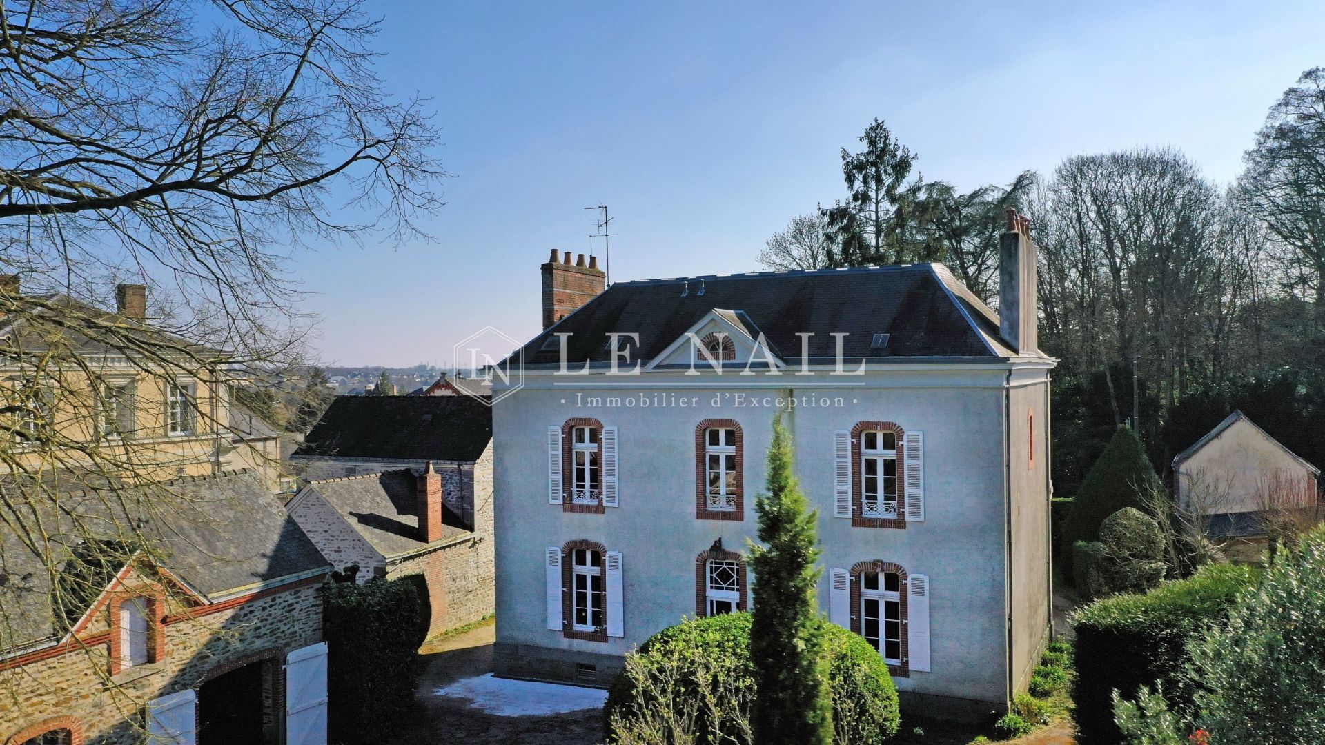 hôtel particulier 11 pièces en vente à MAYENNE (53100)