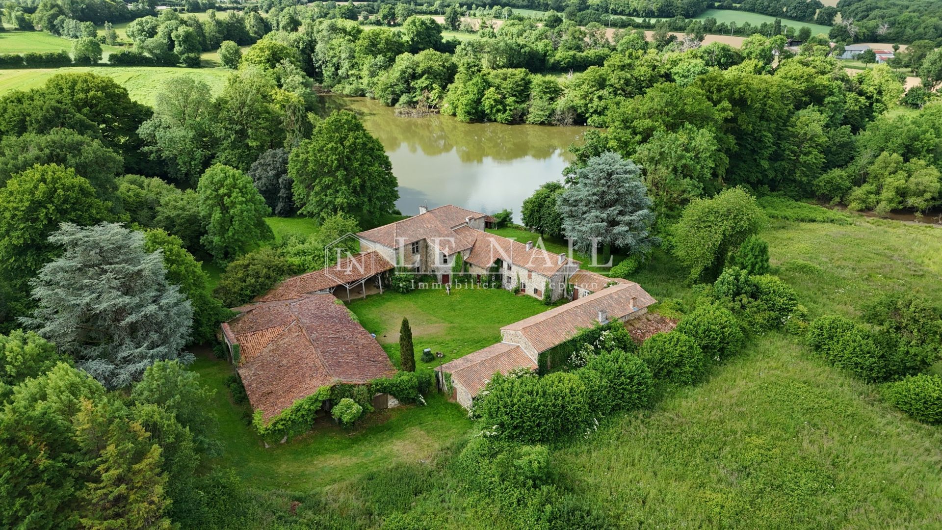 property 12 rooms for sale on BRESSUIRE (79300)