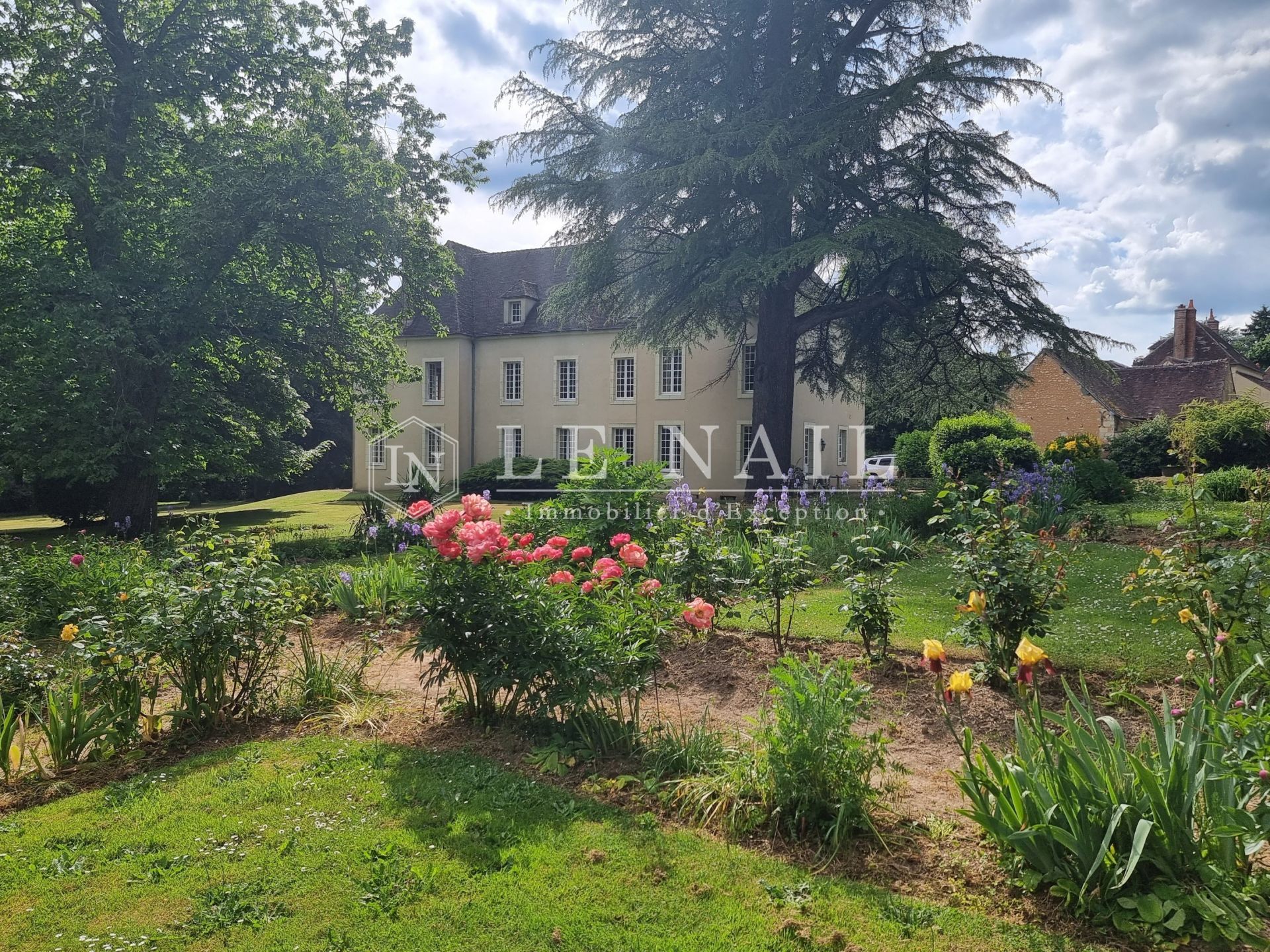 mansion 10 rooms for sale on REMALARD (61110)