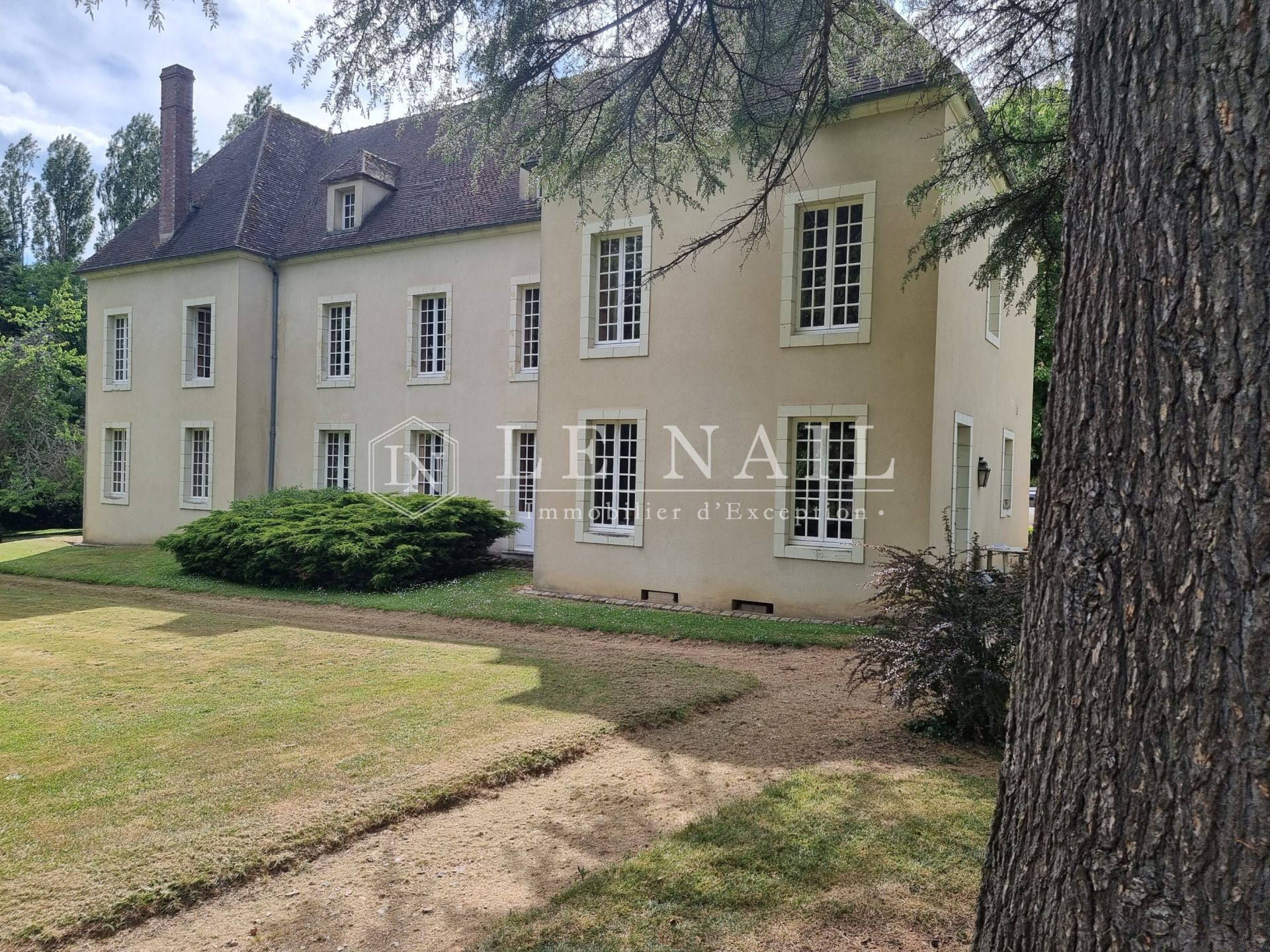 mansion 10 rooms for sale on REMALARD (61110)