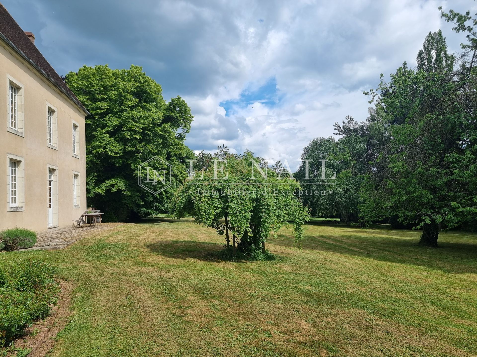 mansion 10 rooms for sale on REMALARD (61110)