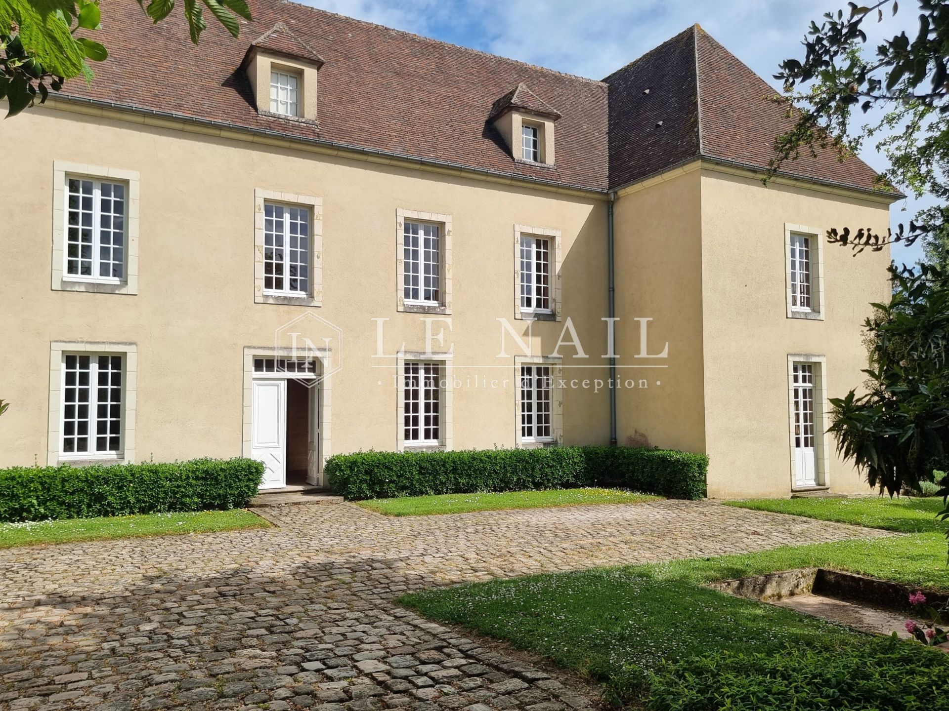mansion 10 rooms for sale on REMALARD (61110)