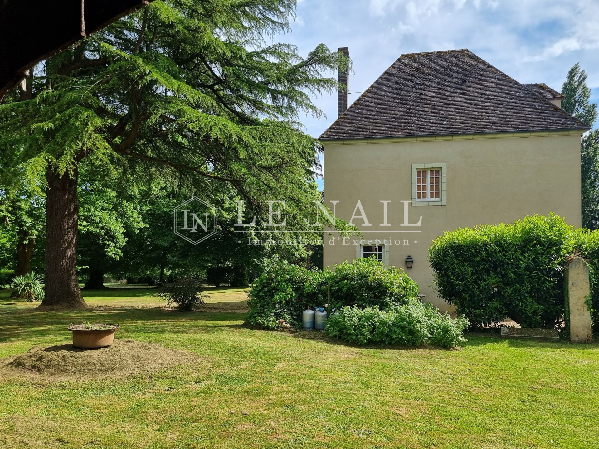 mansion 10 rooms for sale on REMALARD (61110)