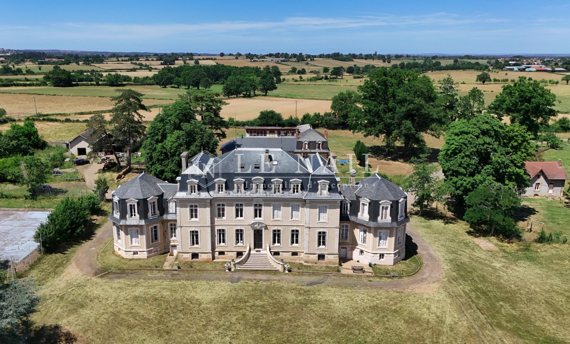 castle 31 rooms for sale on MONTLUCON (03100)