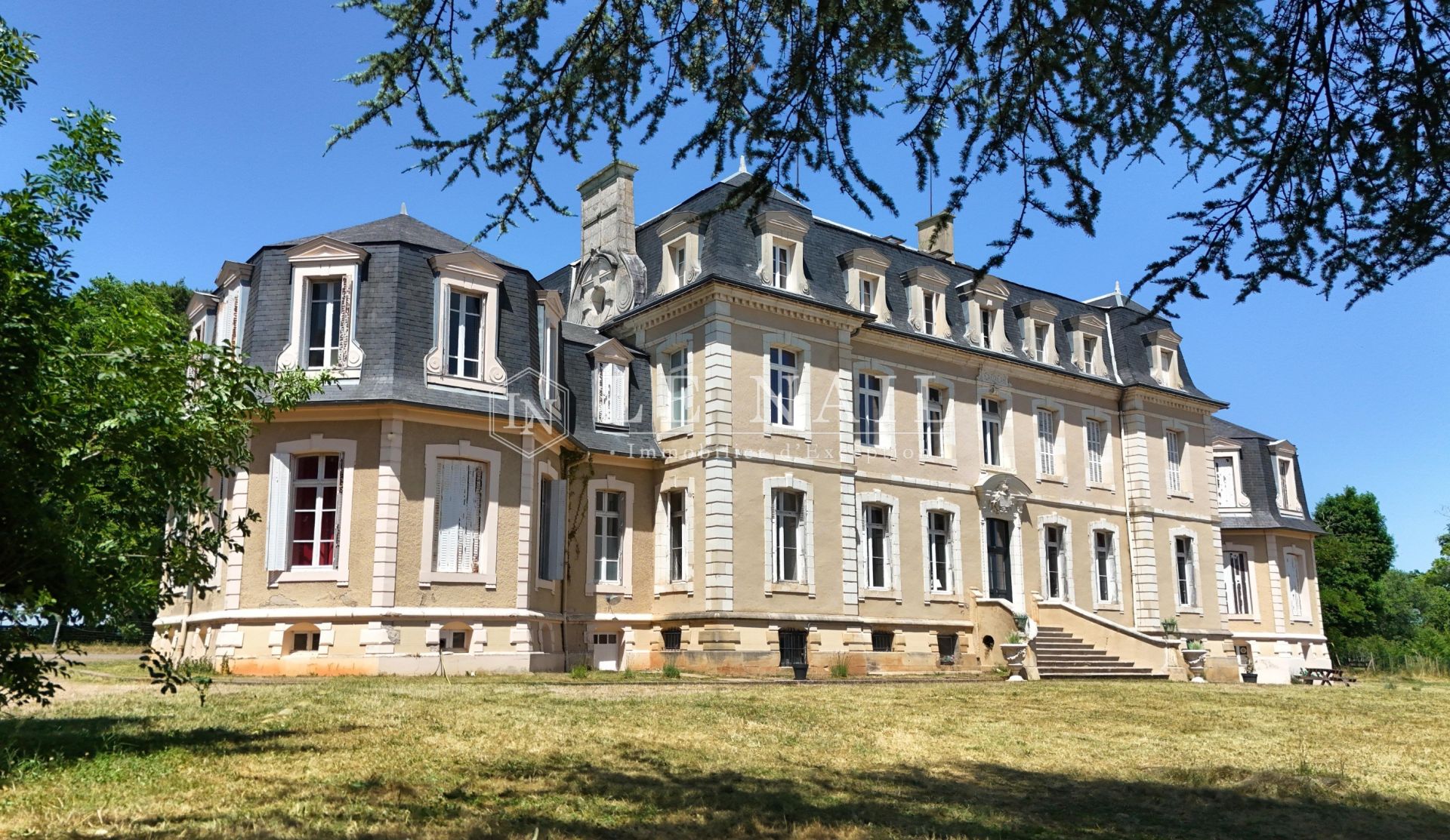 castle 31 rooms for sale on MONTLUCON (03100)