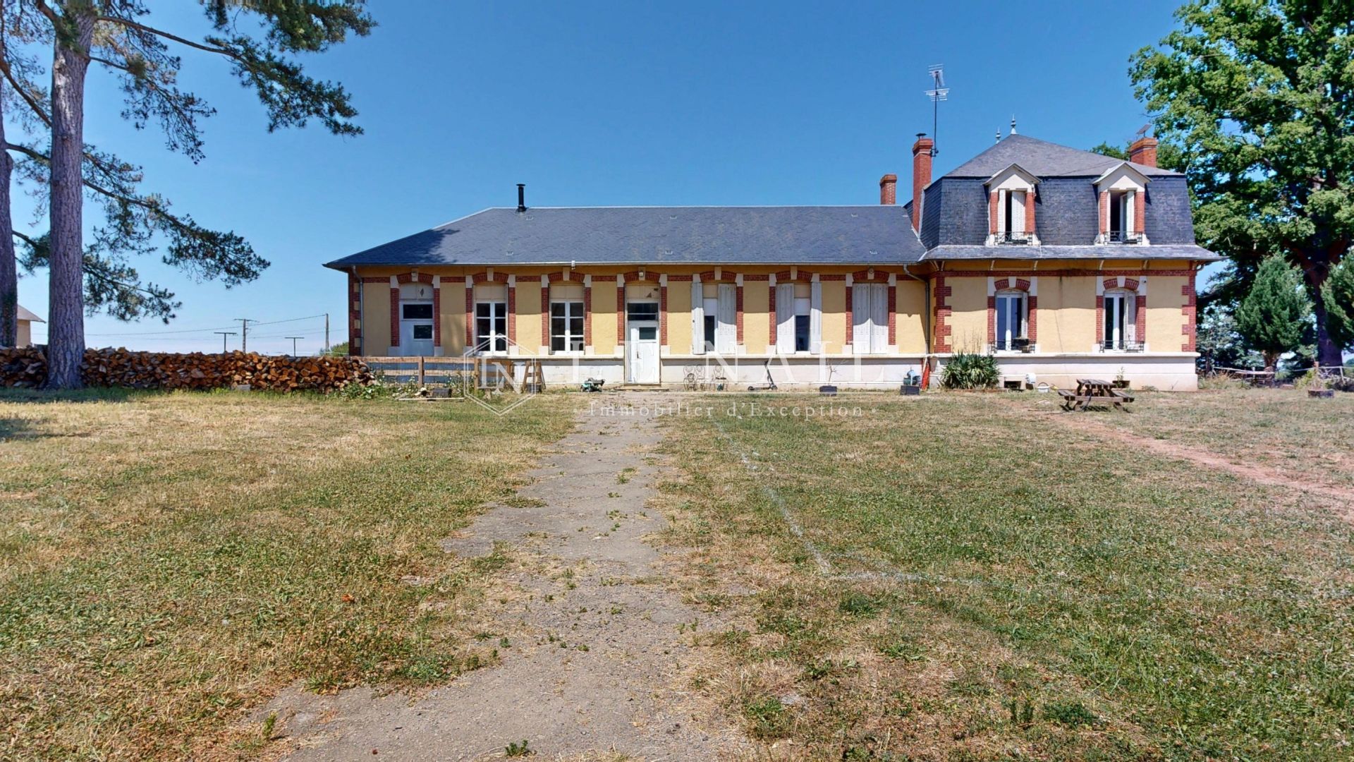 castle 31 rooms for sale on MONTLUCON (03100)