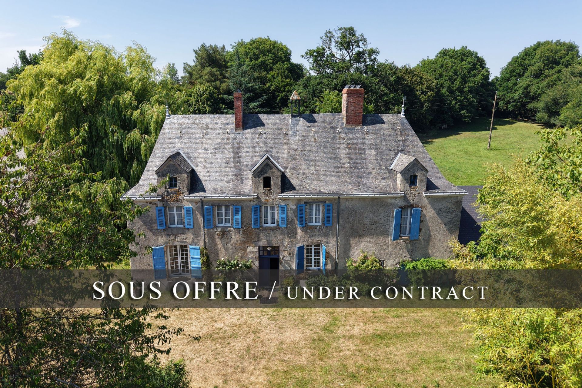 manor house 9 rooms for sale on LAVAL (53000)