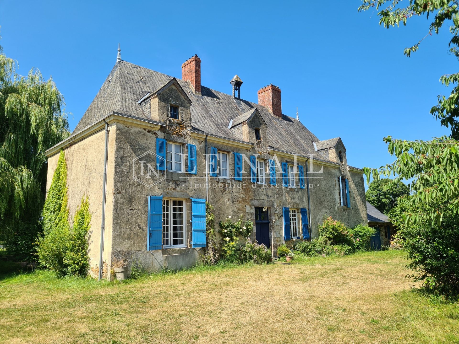 manor house 9 rooms for sale on LAVAL (53000)