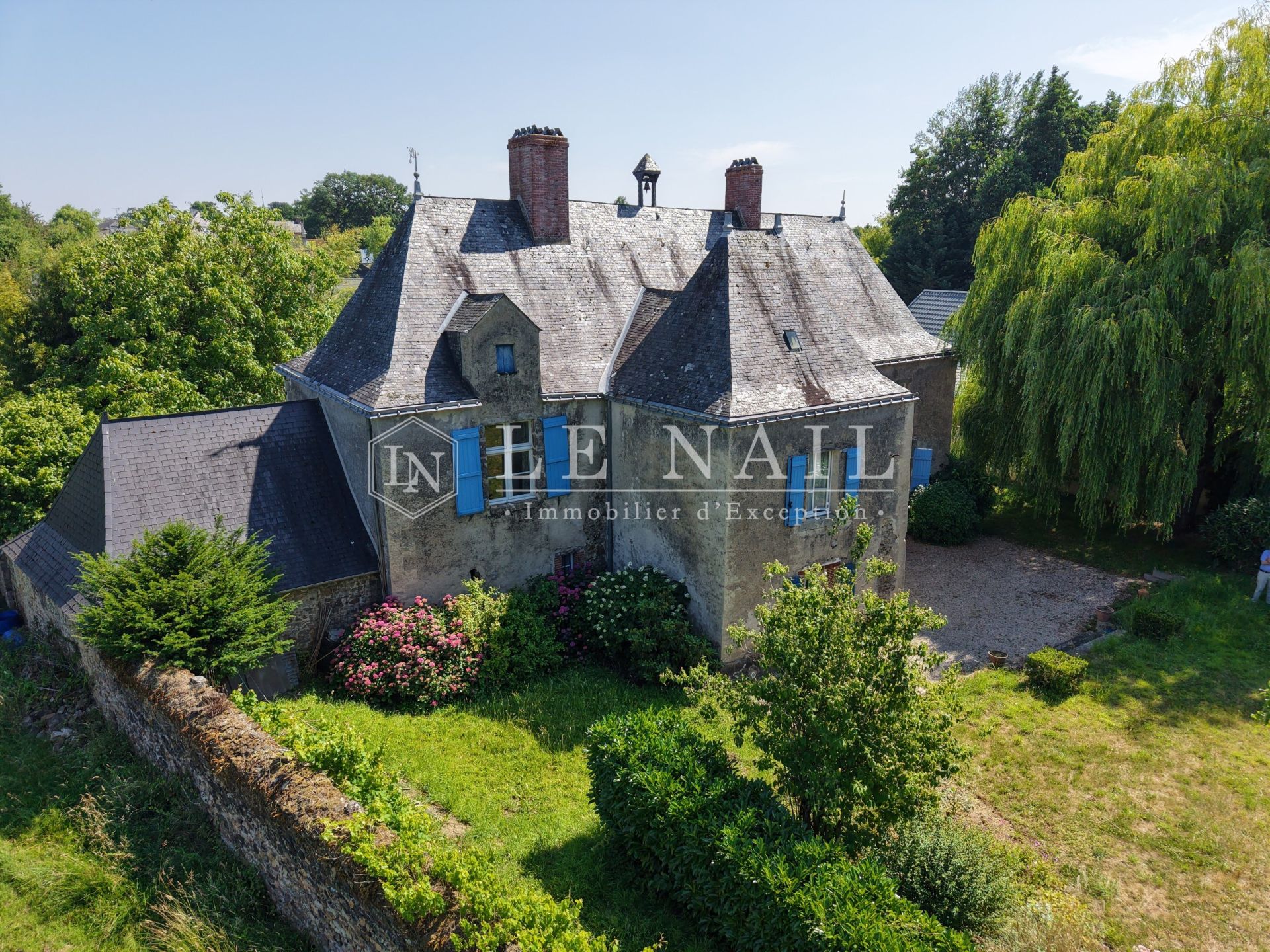 manor house 9 rooms for sale on LAVAL (53000)