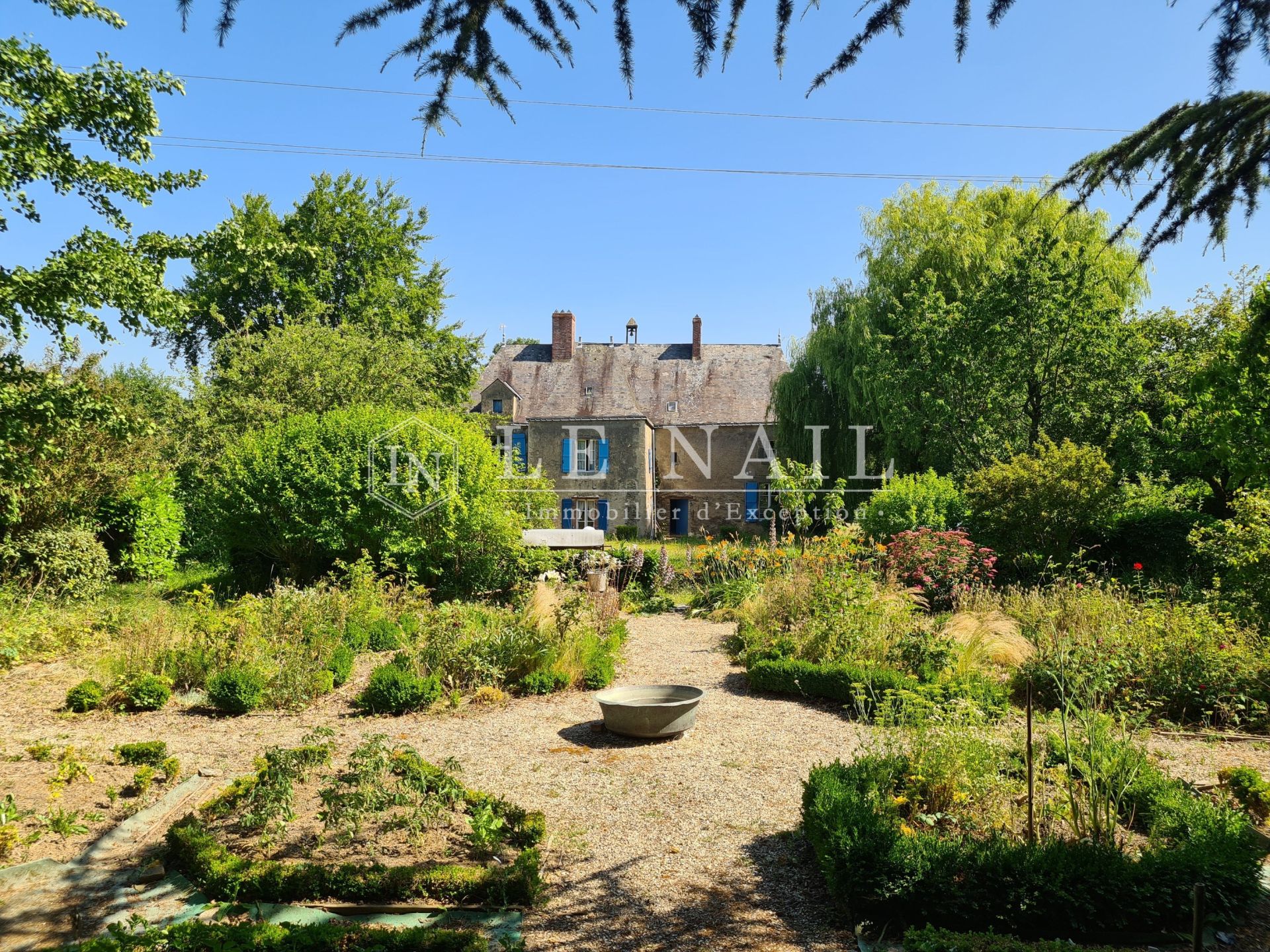 manor house 9 rooms for sale on LAVAL (53000)
