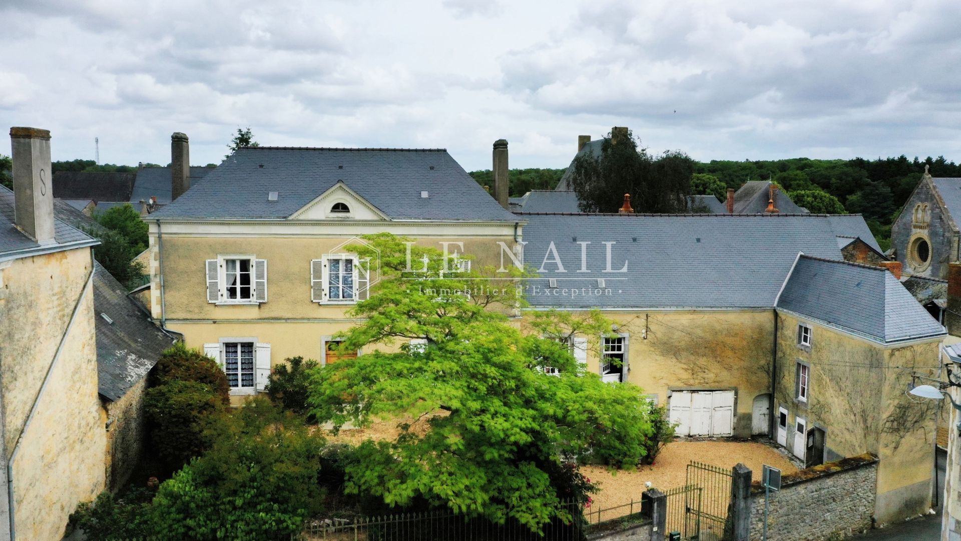 maison de maître 9 pièces en vente à CHEMERE LE ROI (53340)