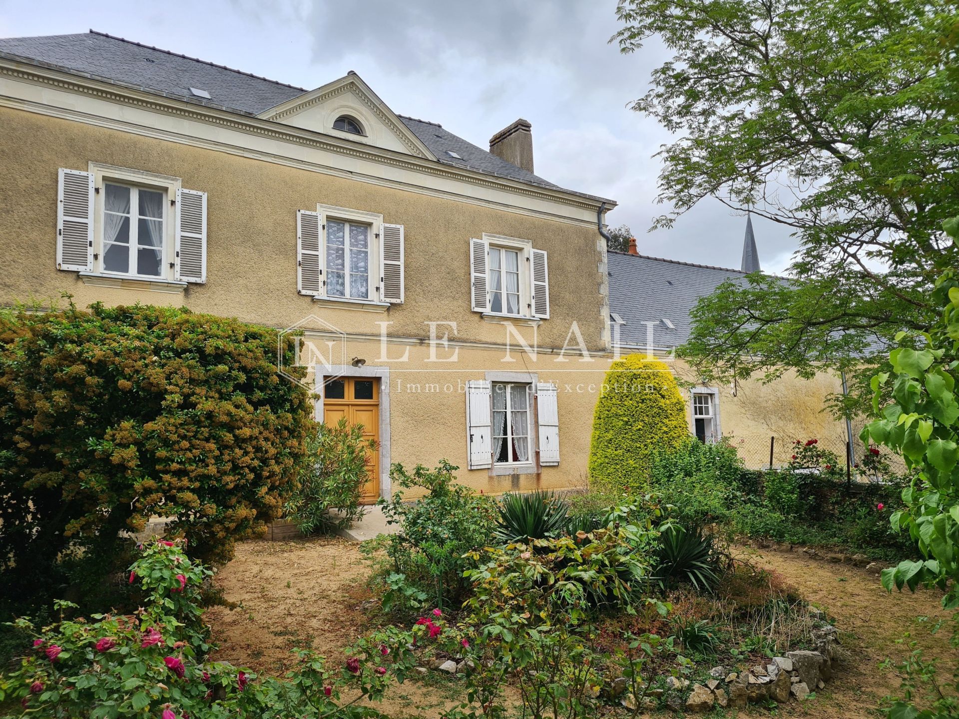 maison de maître 9 pièces en vente à CHEMERE LE ROI (53340)