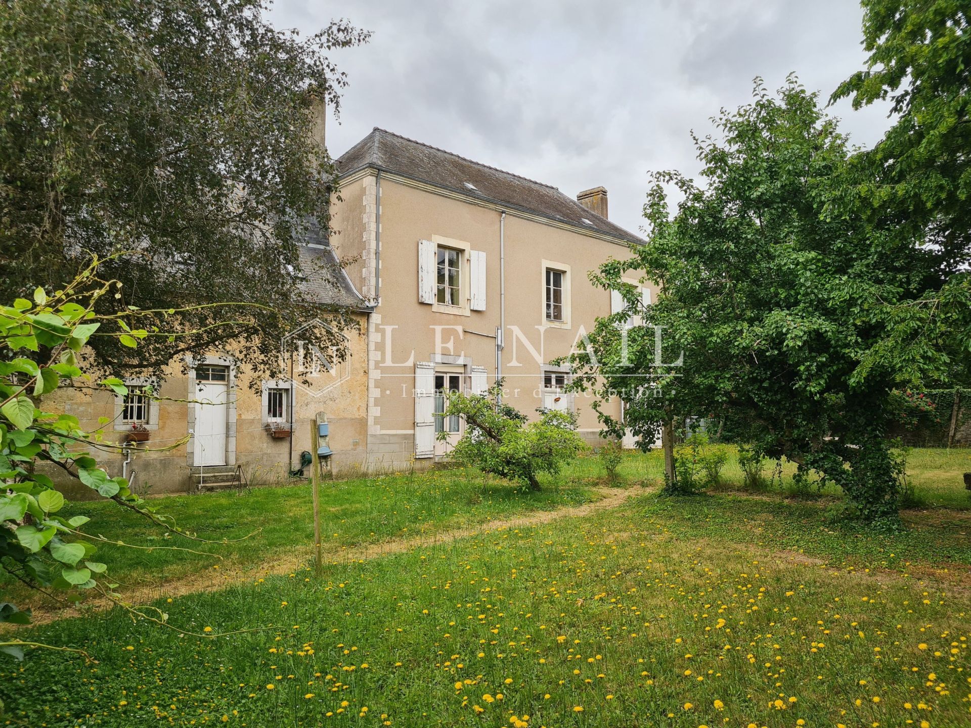 maison de maître 9 pièces en vente à CHEMERE LE ROI (53340)
