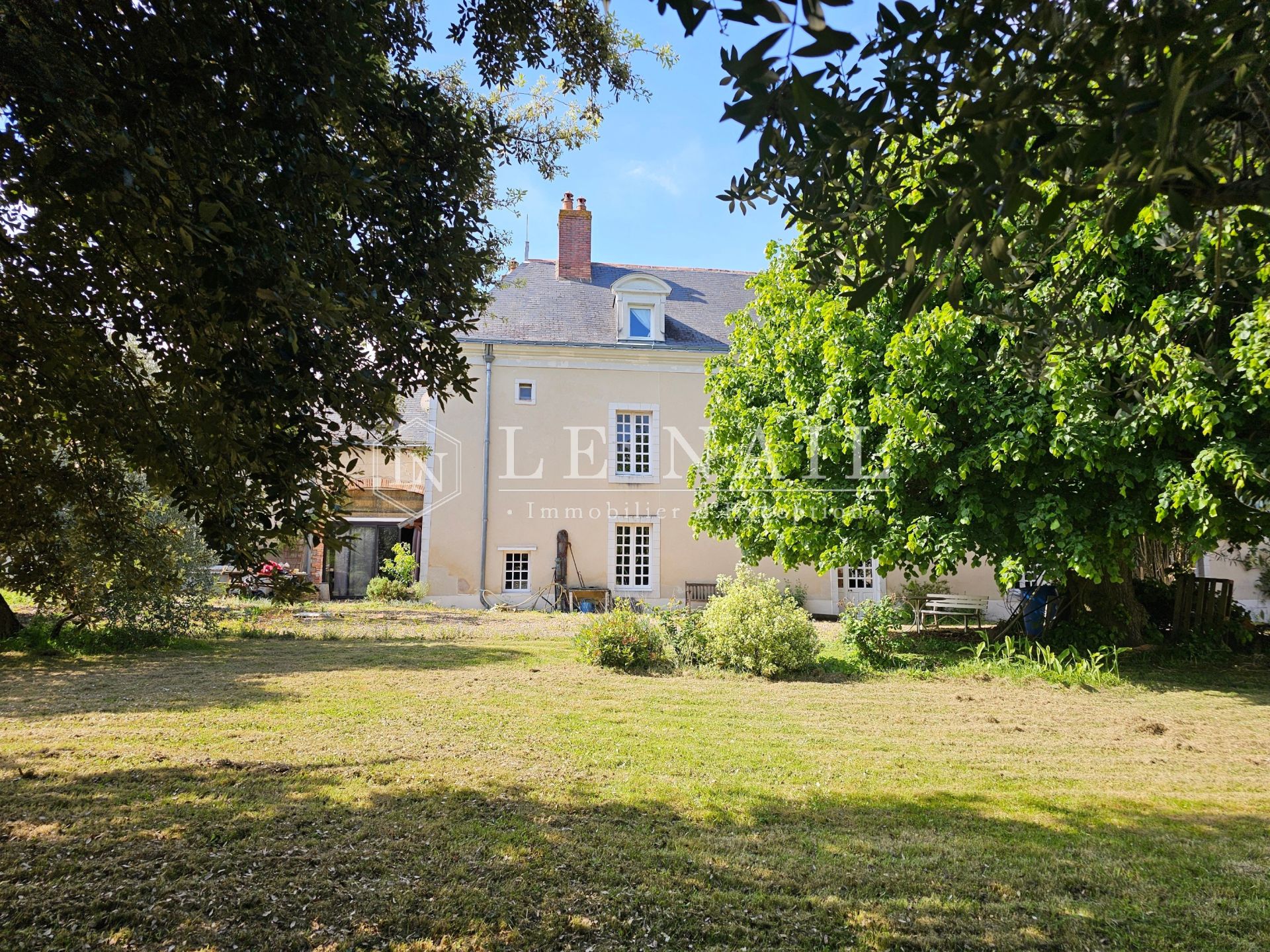 mansion 18 rooms for sale on CHATEAUNEUF SUR SARTHE (49330)