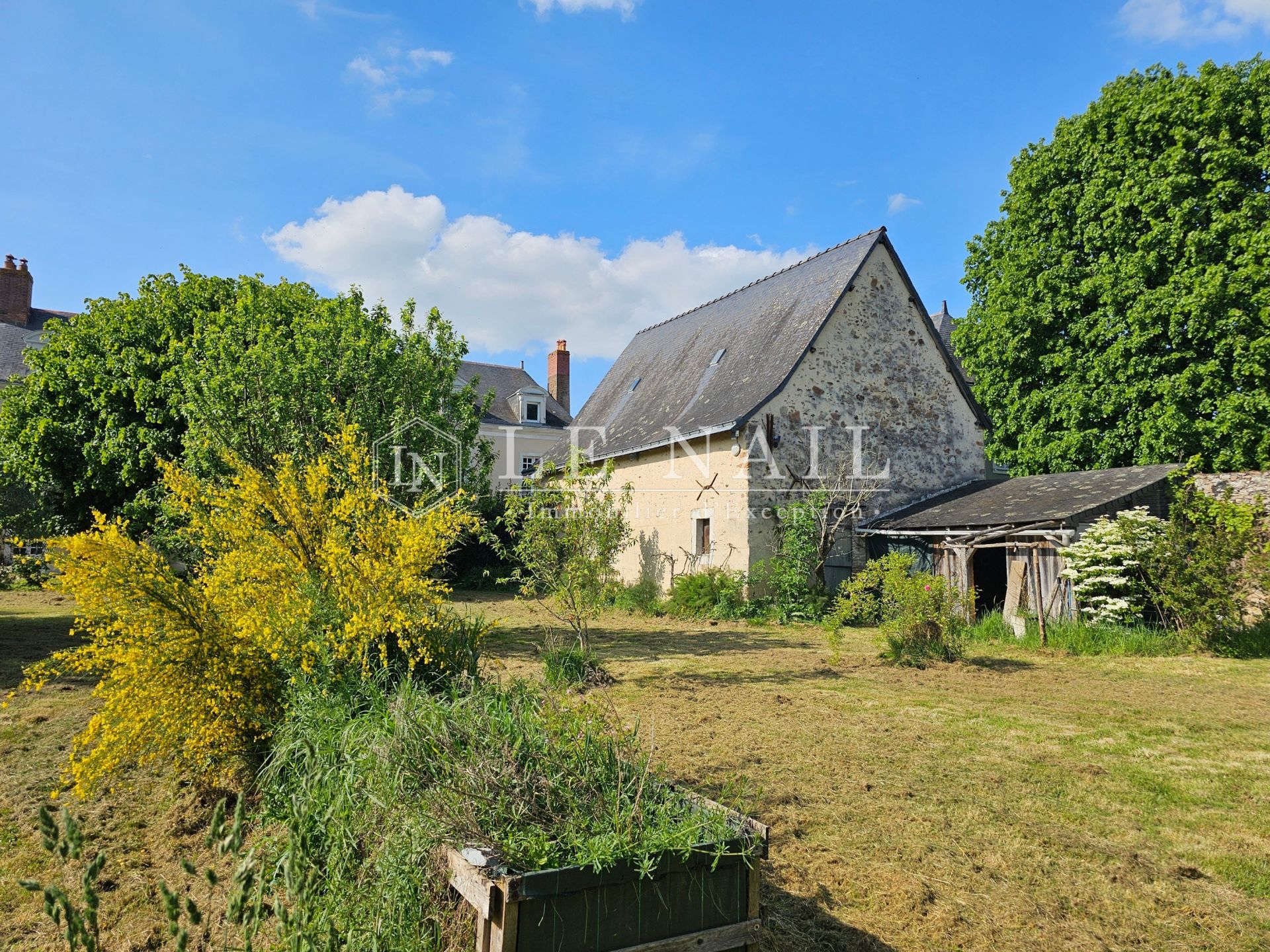 mansion 18 rooms for sale on CHATEAUNEUF SUR SARTHE (49330)