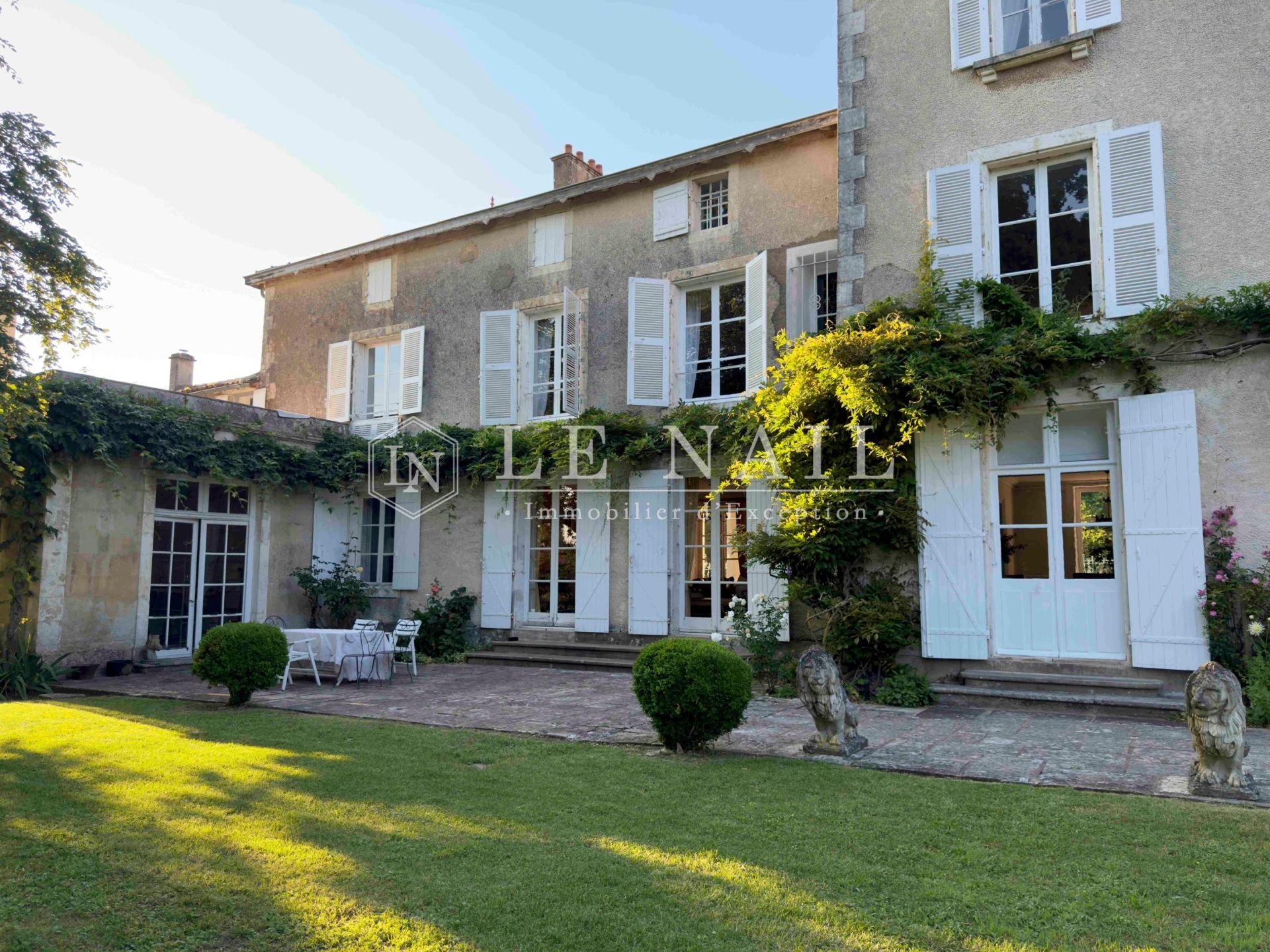 manoir 16 pièces en vente à NIORT (79000)