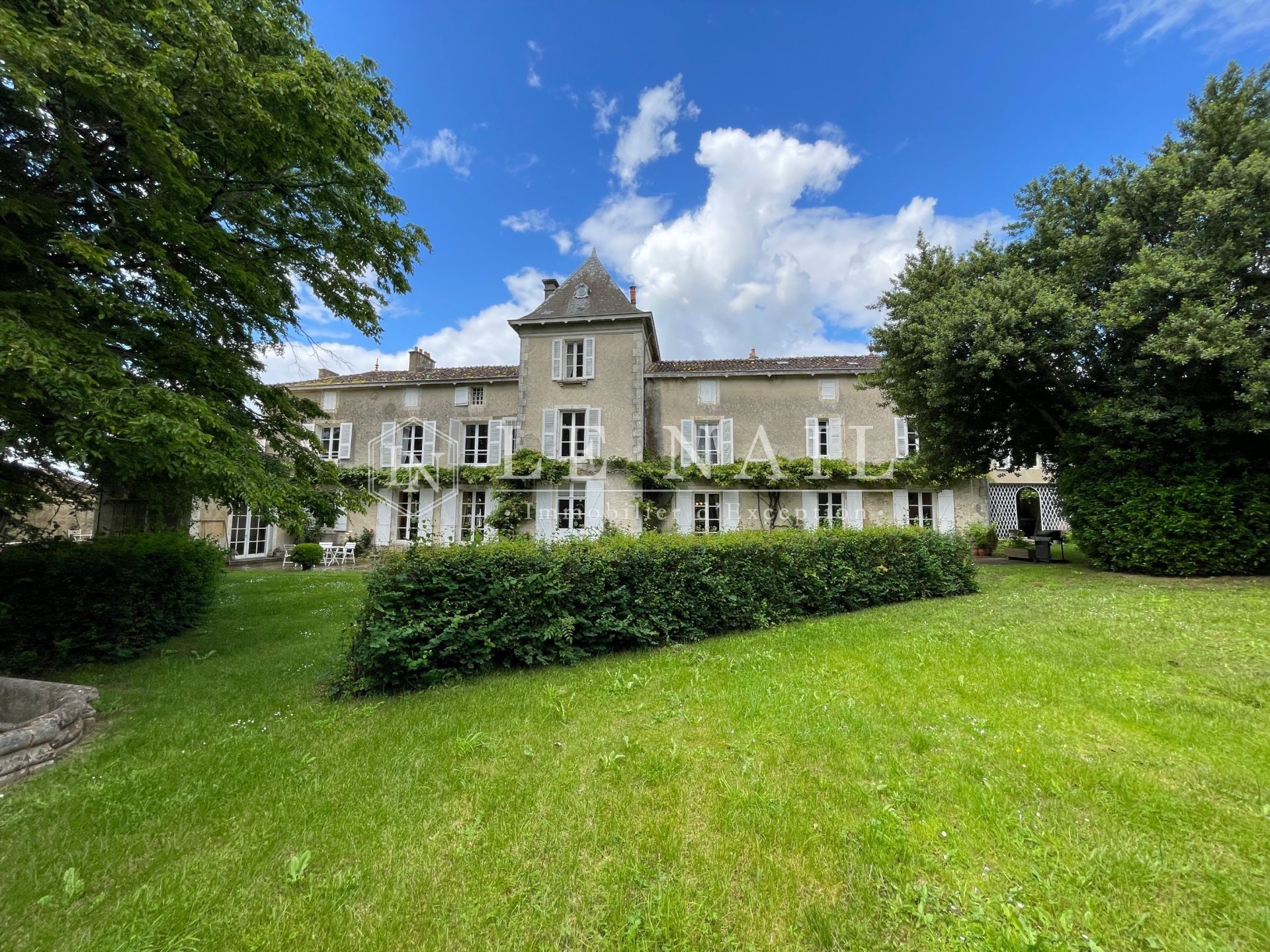 manoir 16 pièces en vente à NIORT (79000)