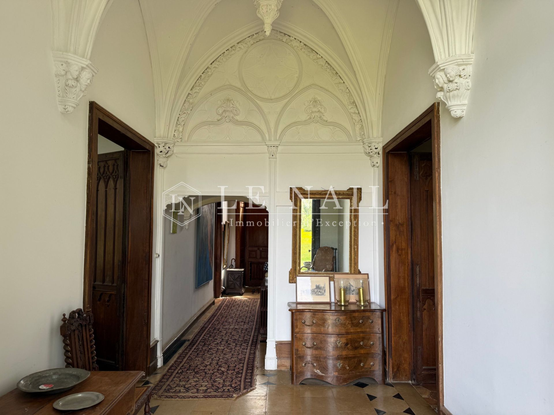 castle 8 rooms for sale on LAVAL (53000)
