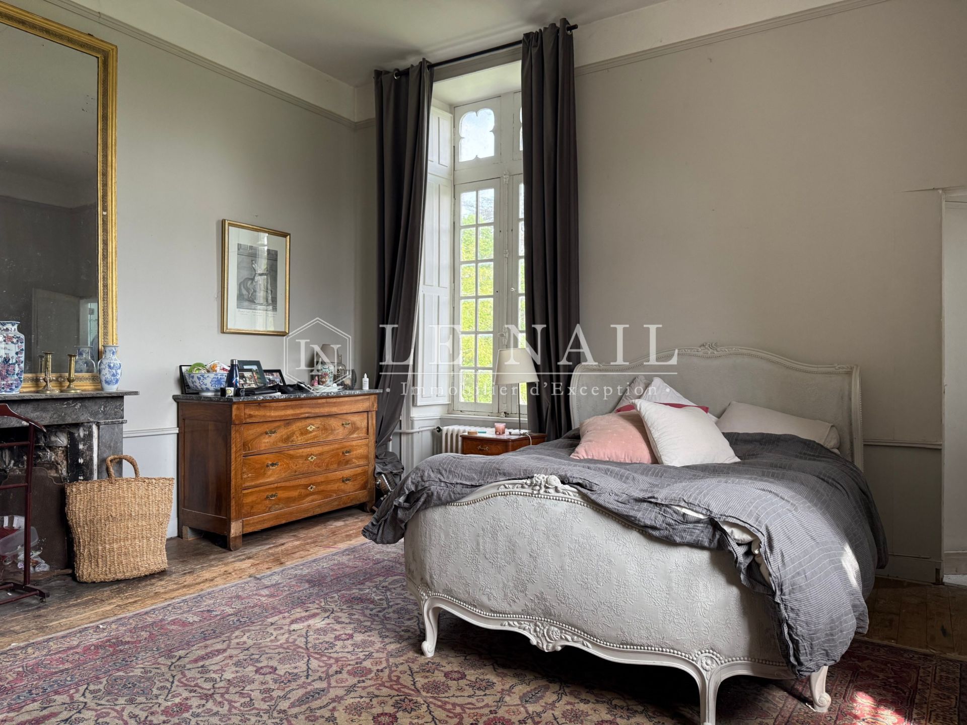 castle 8 rooms for sale on LAVAL (53000)