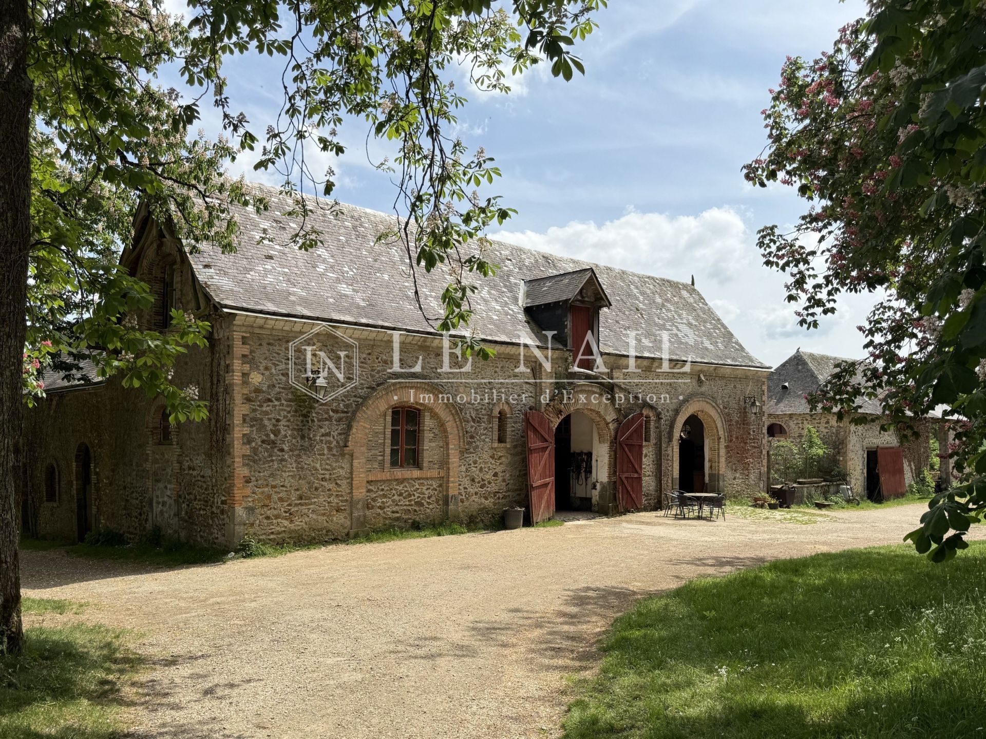 castle 8 rooms for sale on LAVAL (53000)
