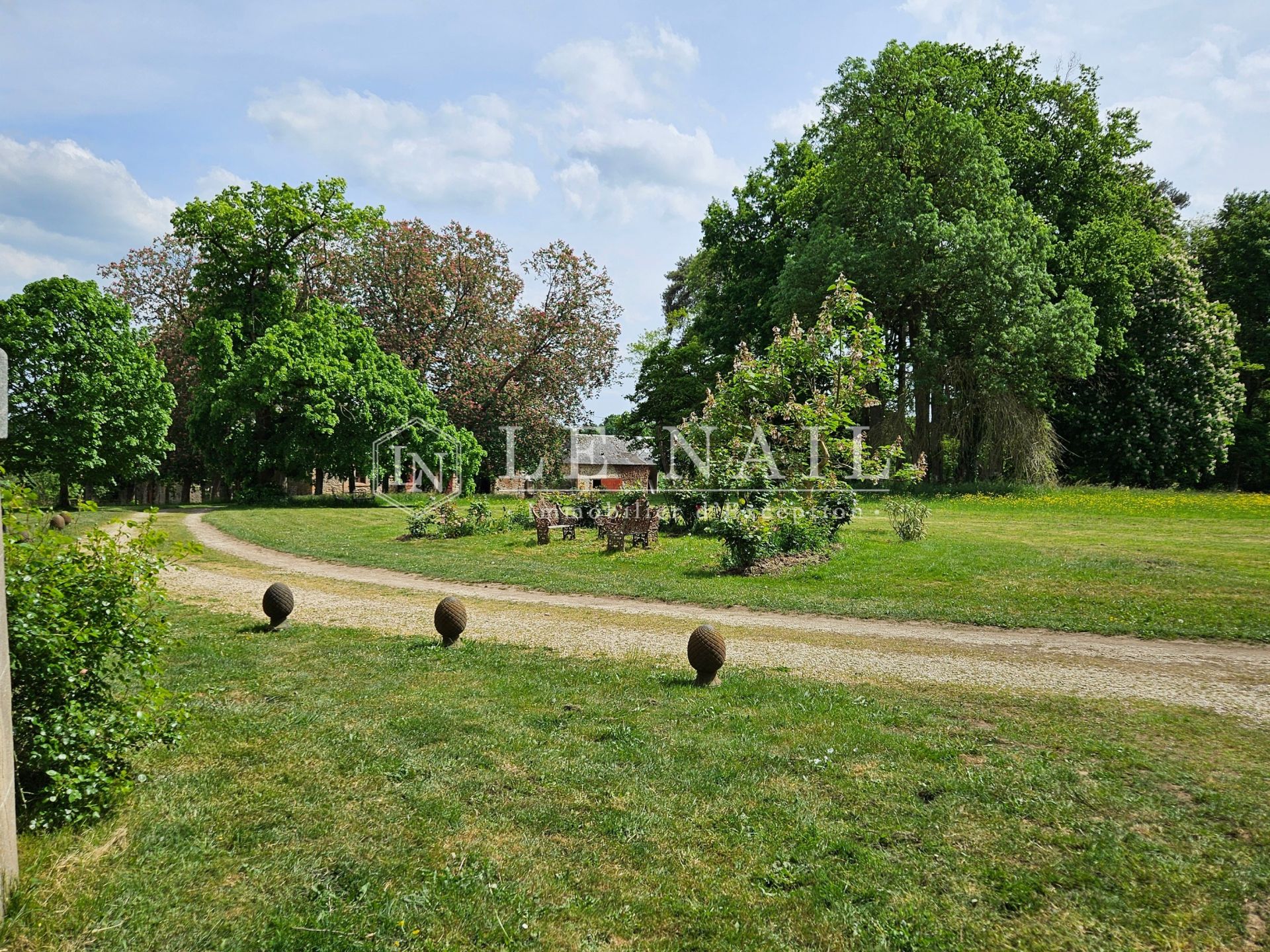 castle 8 rooms for sale on LAVAL (53000)