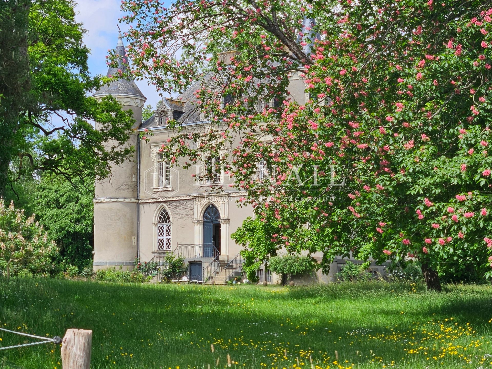 castle 8 rooms for sale on LAVAL (53000)