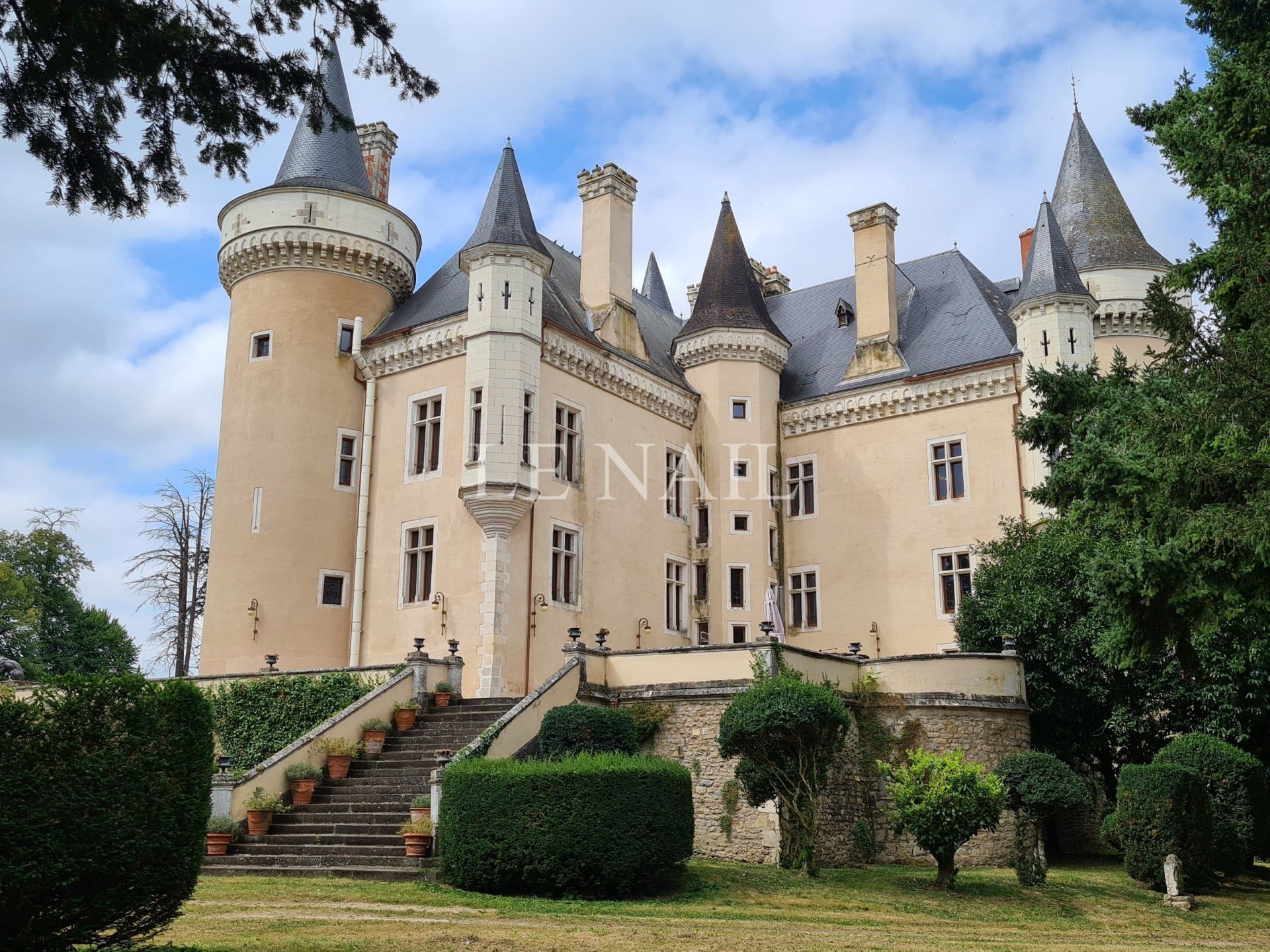 castle 20 rooms for sale on CHATEAUROUX (36000)