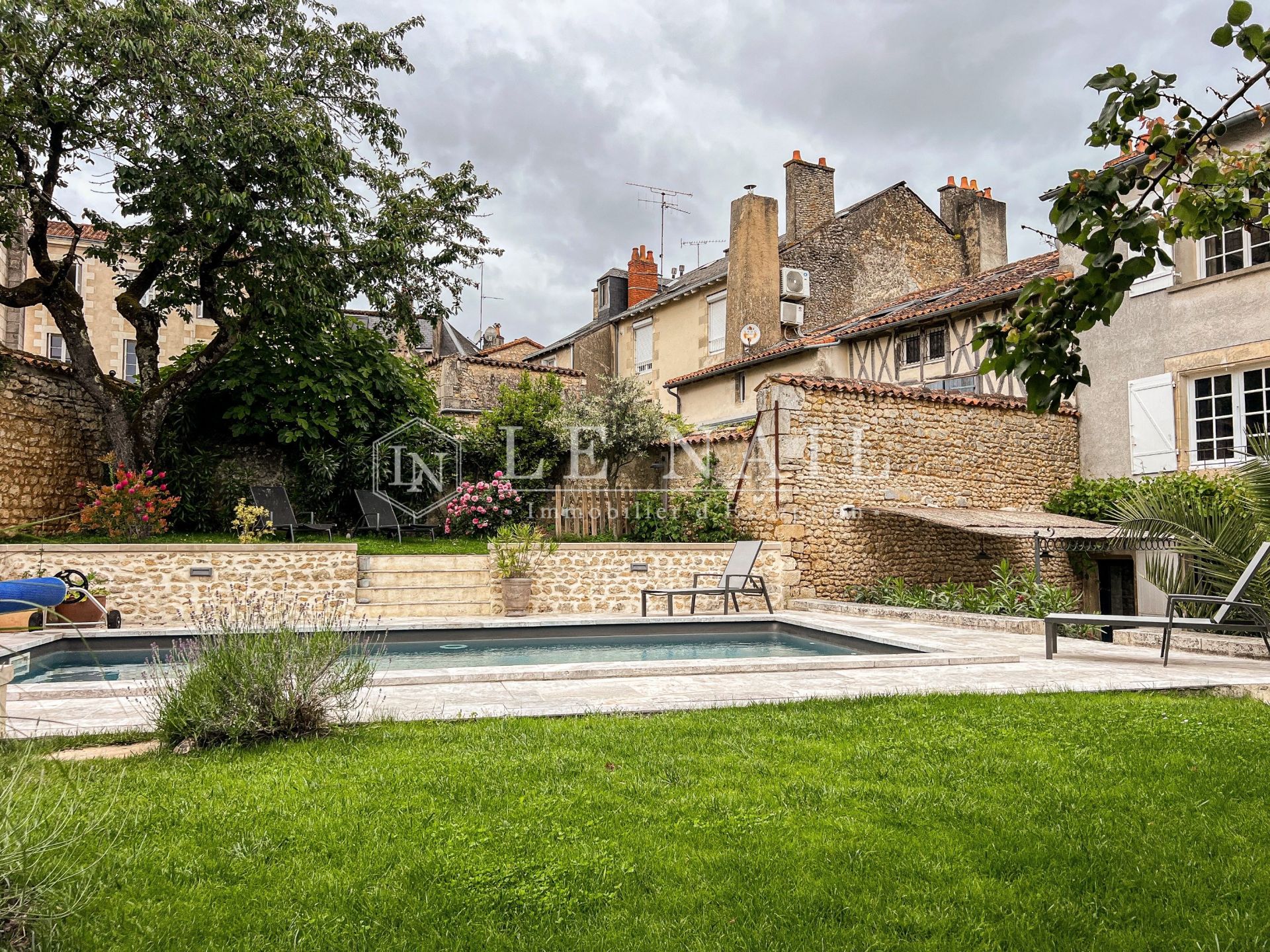 maison de ville 10 pièces en vente à POITIERS (86000)