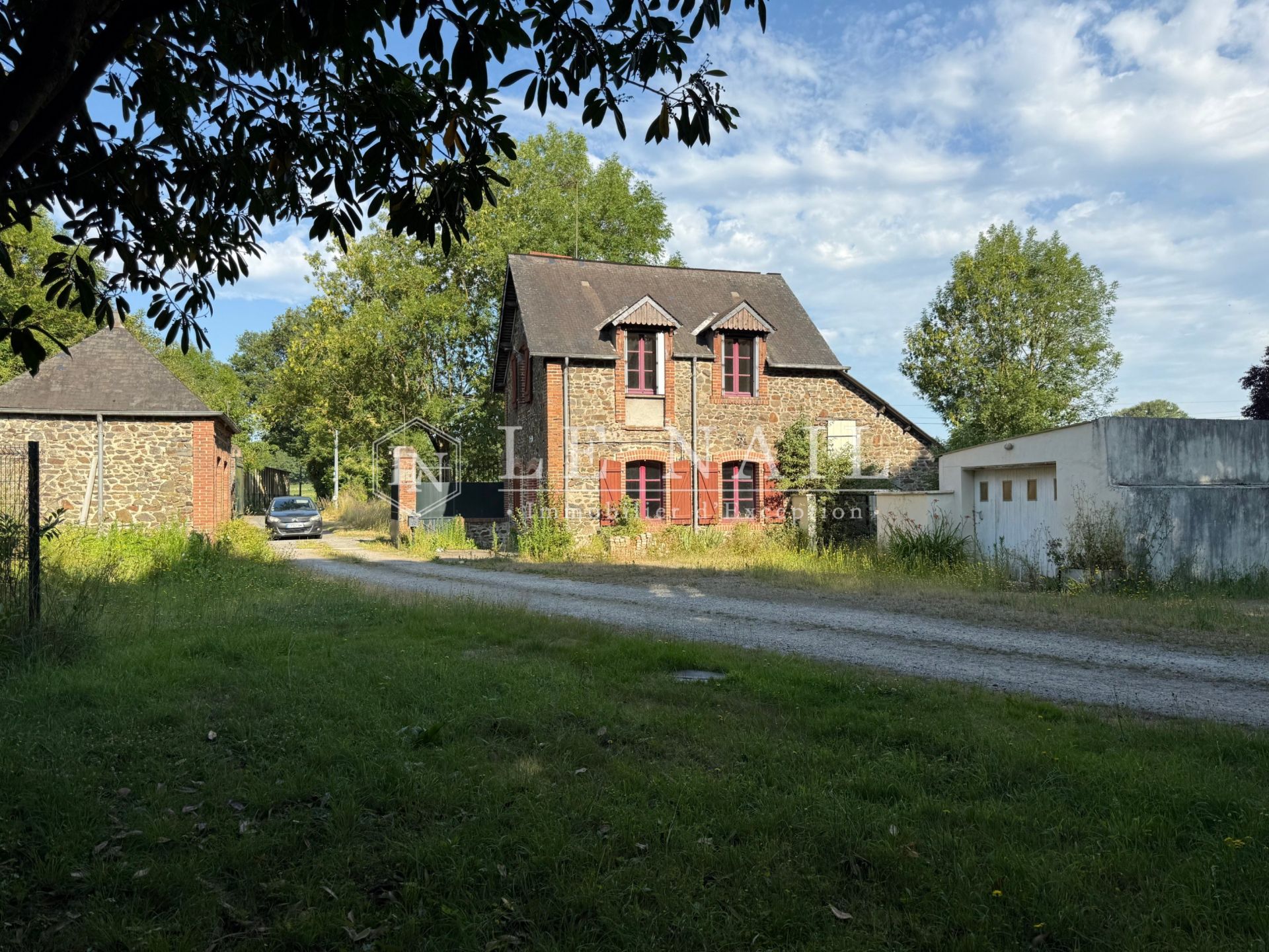 castle 16 rooms for sale on MAYENNE (53100)