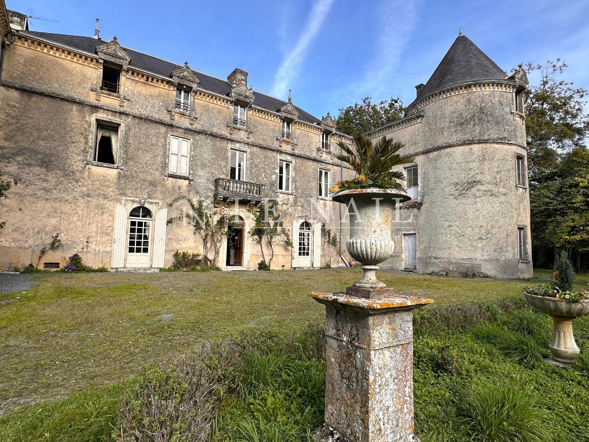 castle 17 rooms for sale on CHANTONNAY (85110)