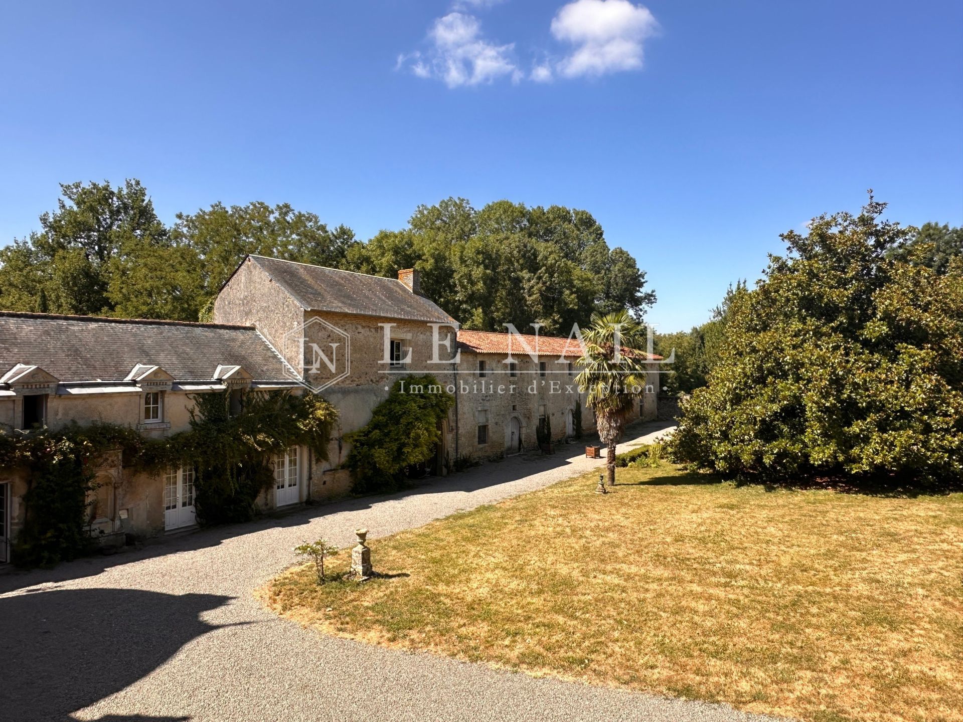 castle 17 rooms for sale on CHANTONNAY (85110)