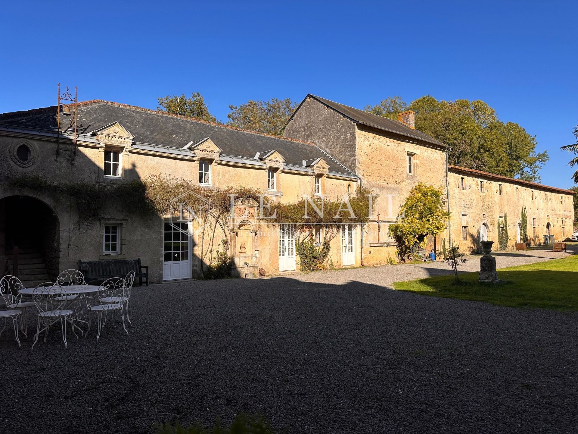 château 17 pièces en vente à CHANTONNAY (85110)