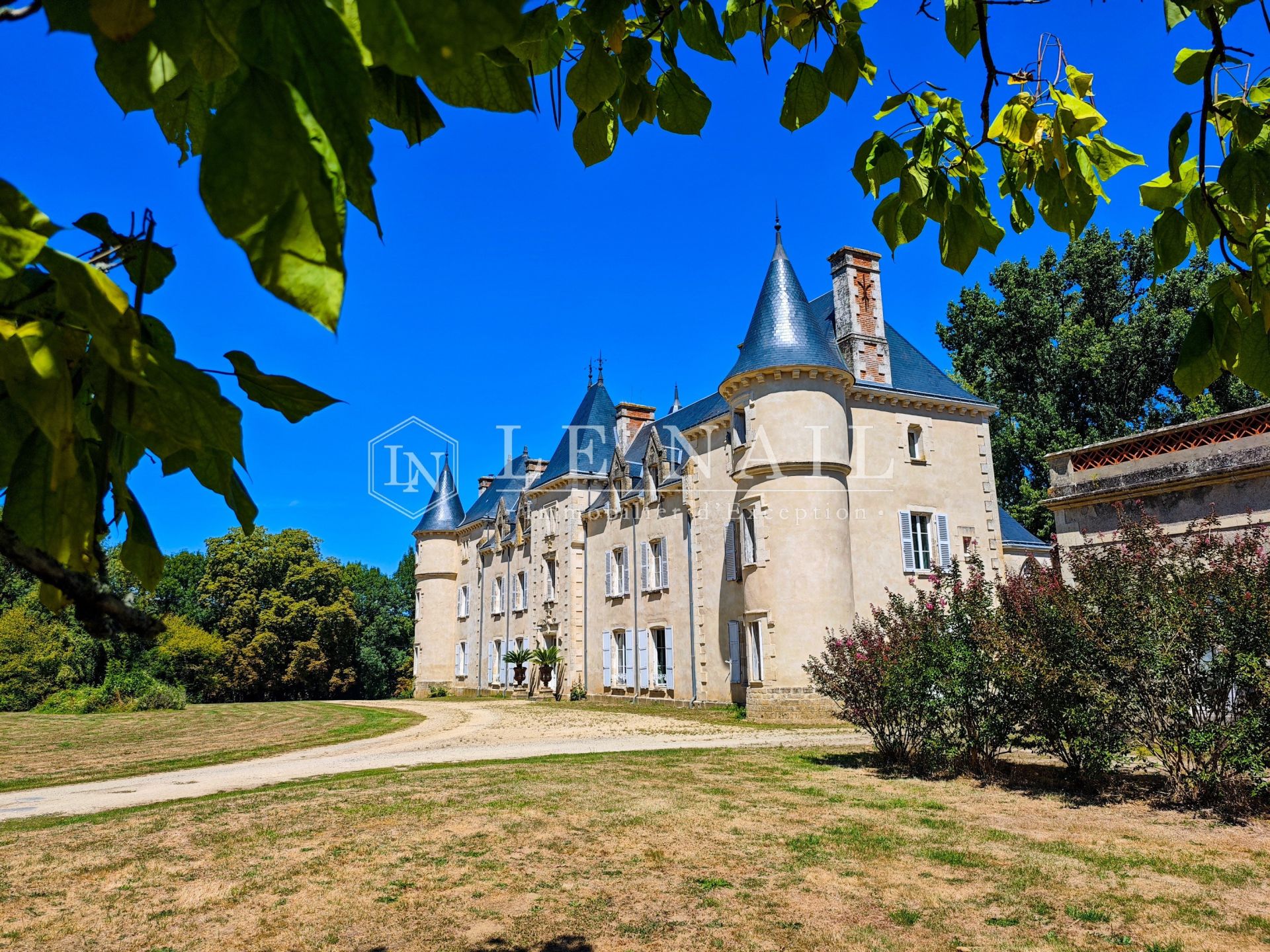château 13 pièces en vente à FONTENAY LE COMTE (85200)