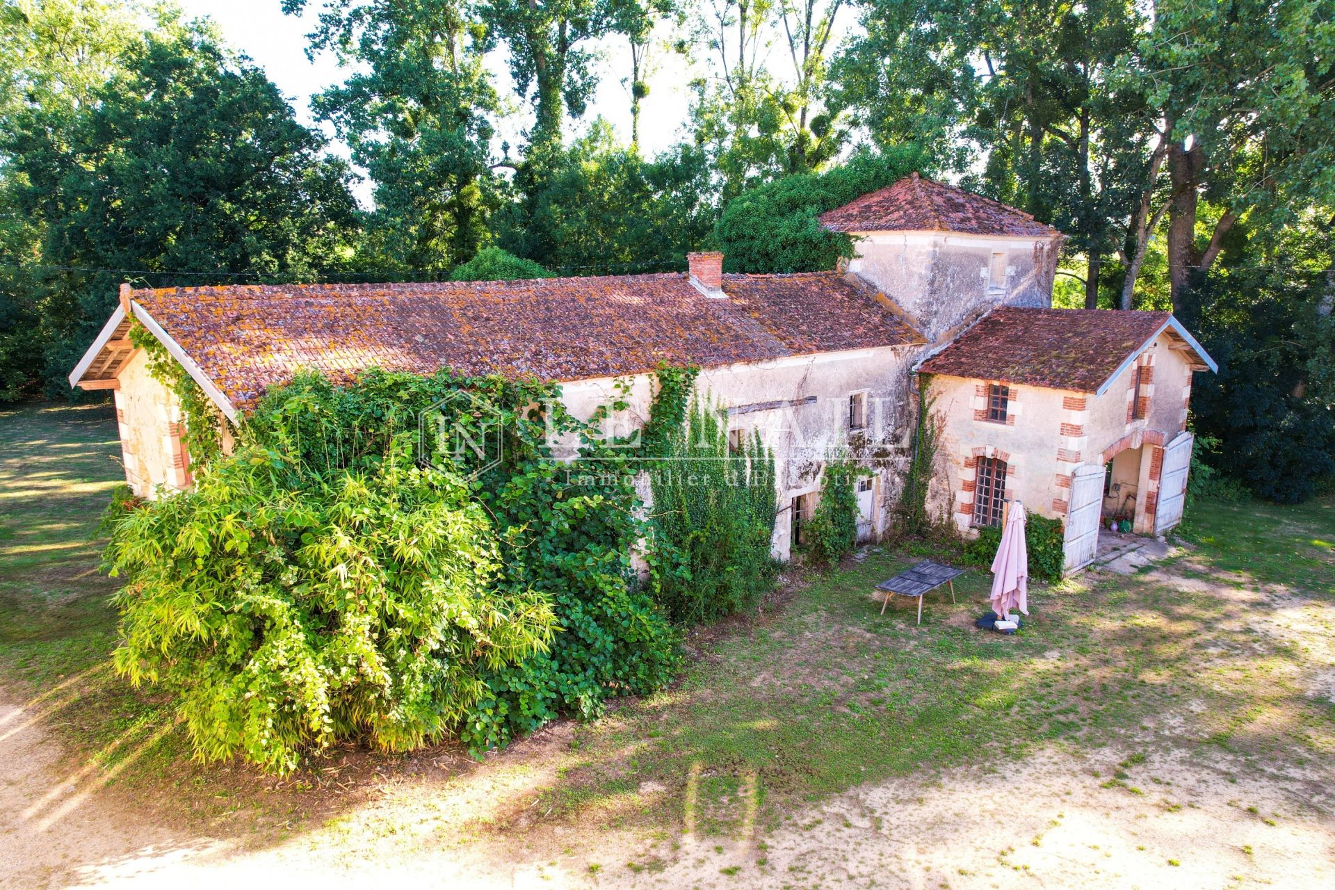château 13 pièces en vente à FONTENAY LE COMTE (85200)
