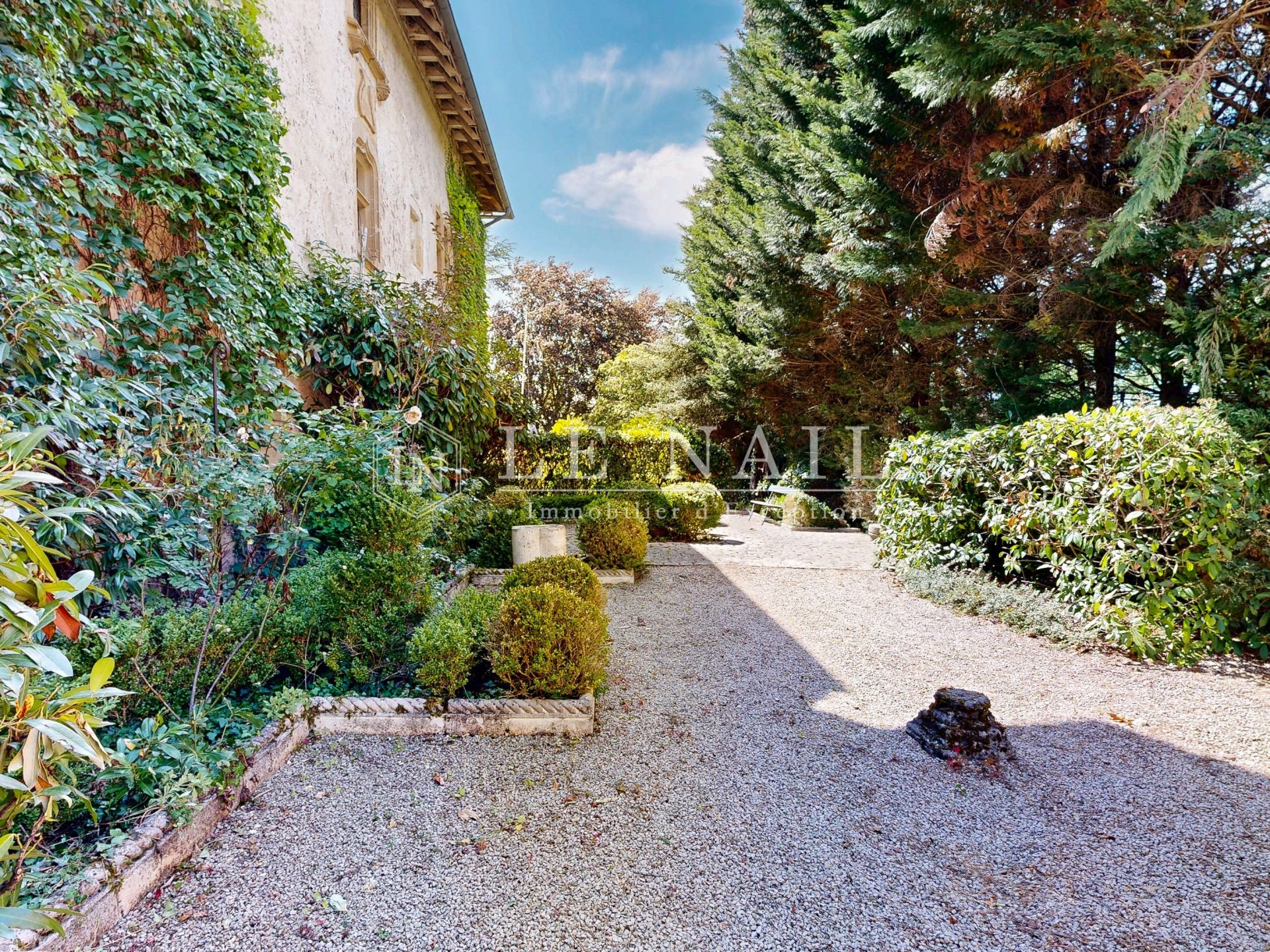 house 13 rooms for sale on CHAROLLES (71120)