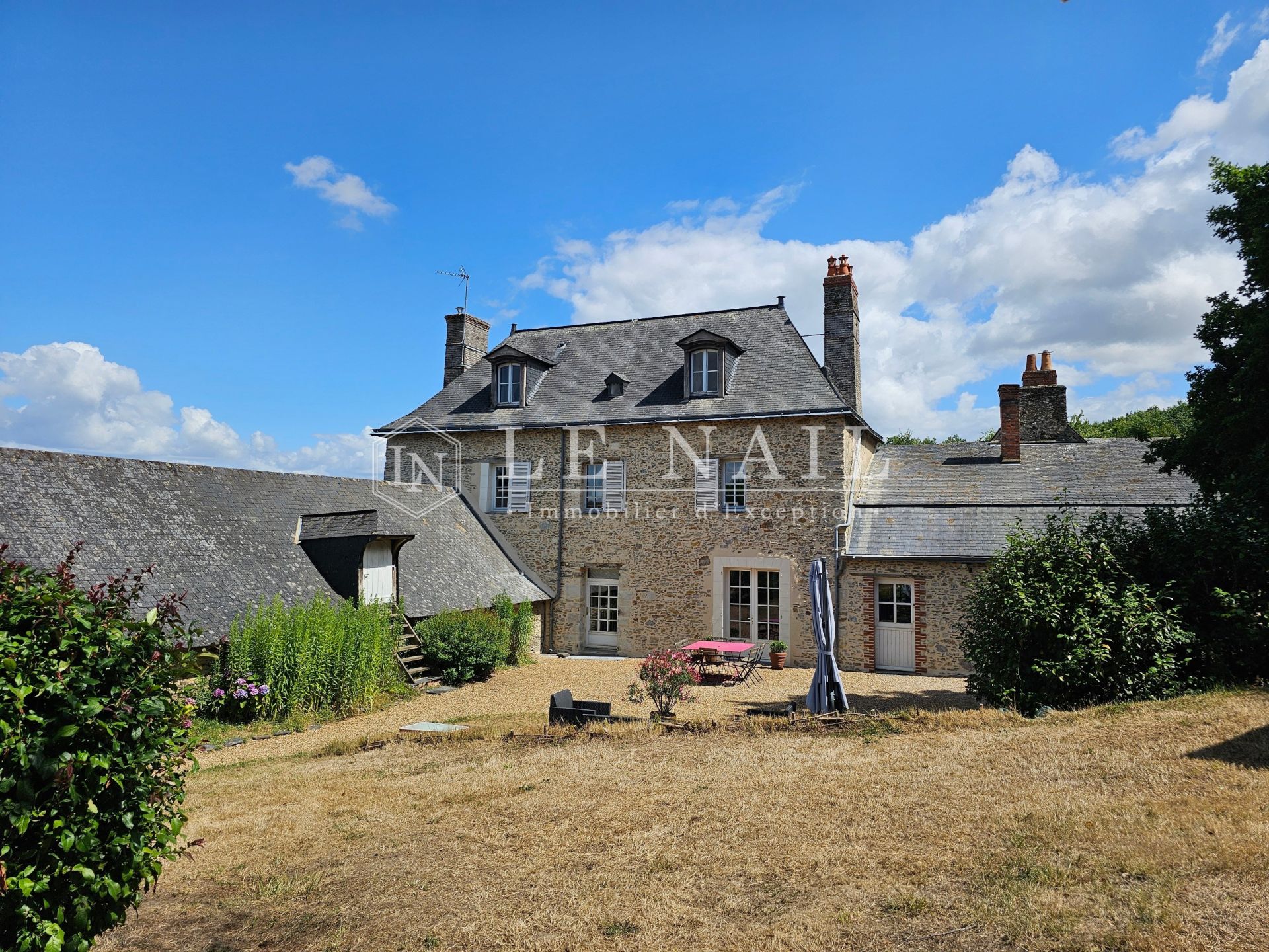 maison de maître 11 pièces en vente à SEGRE EN ANJOU BLEU (49500)