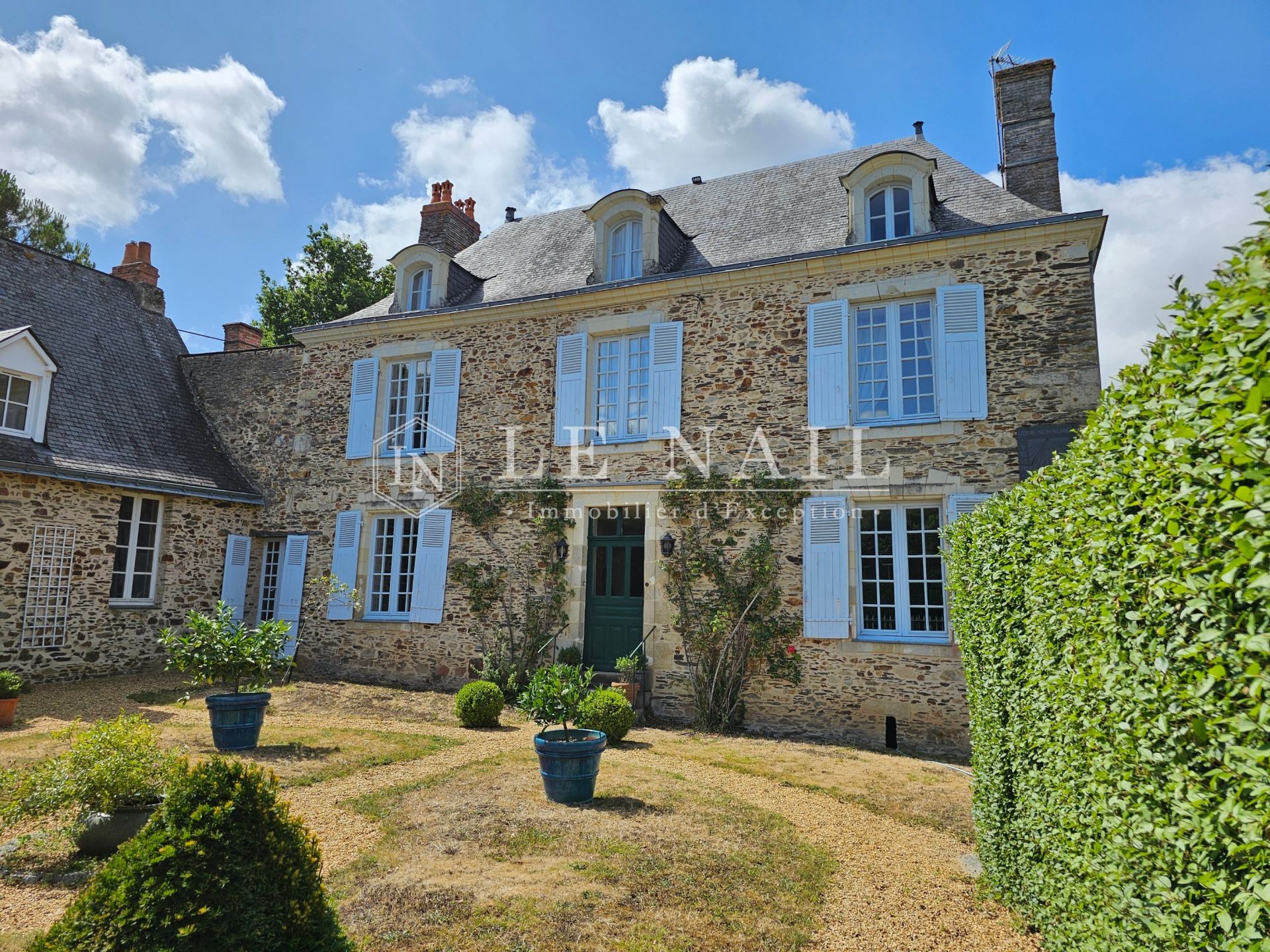 maison de maître 11 pièces en vente à SEGRE EN ANJOU BLEU (49500)