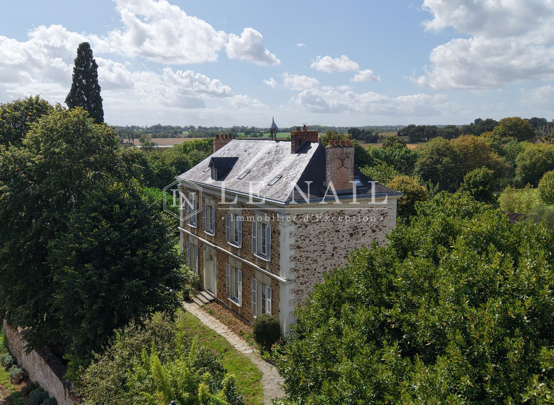 mansion 10 rooms for sale on CHATEAU GONTIER (53200)