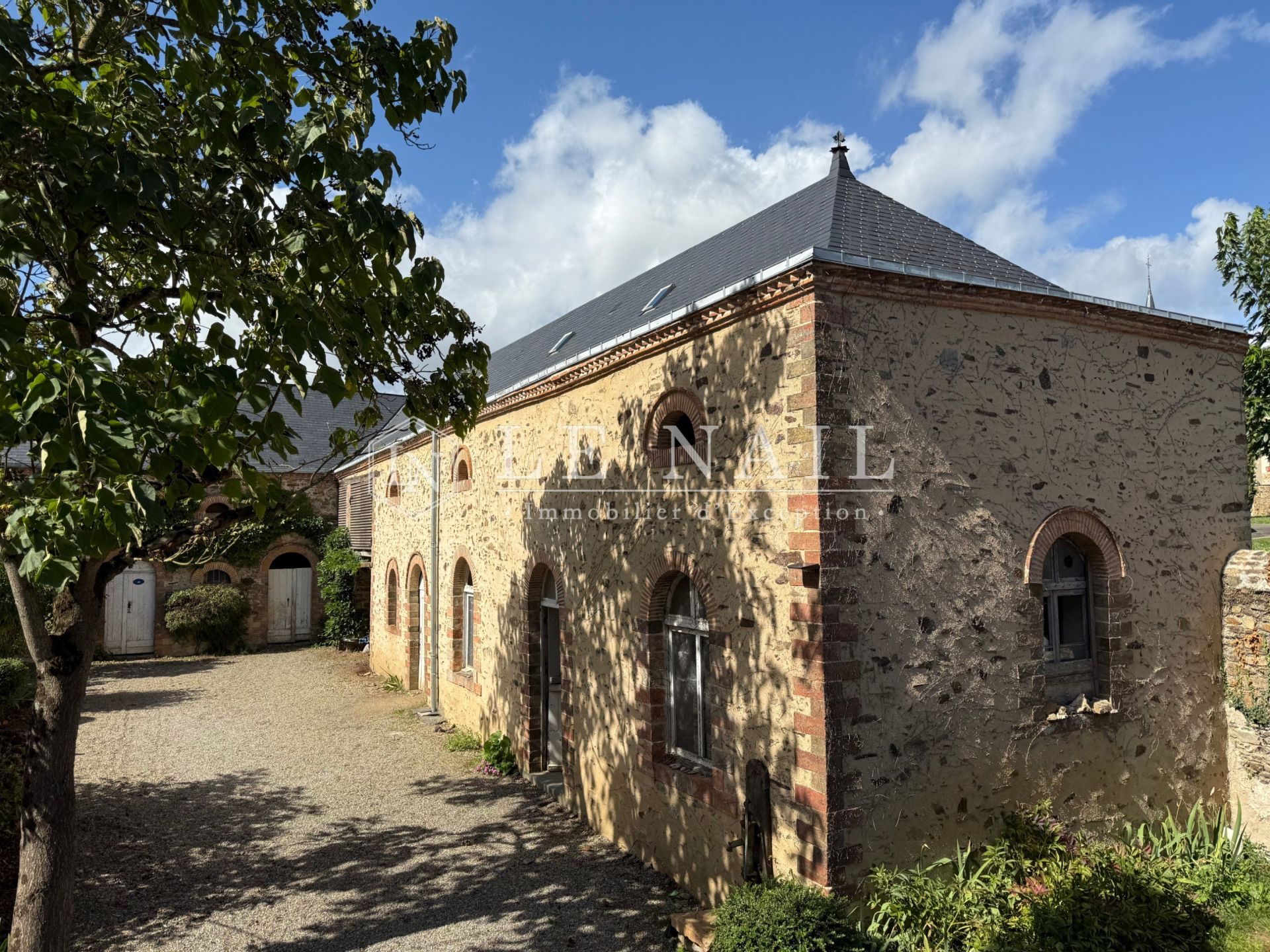 mansion 10 rooms for sale on CHATEAU GONTIER (53200)