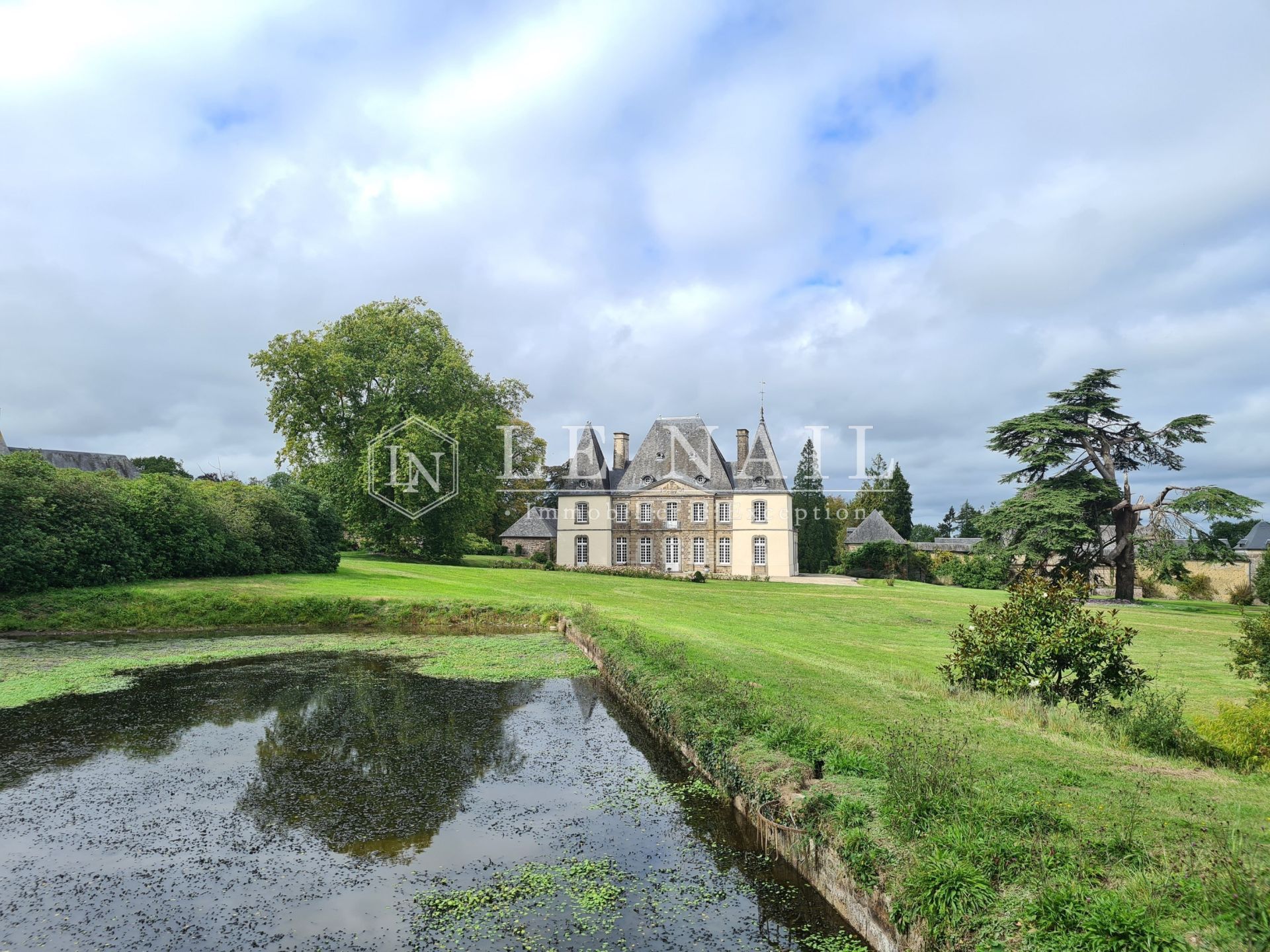 castle 11 rooms for sale on ST LO (50000)