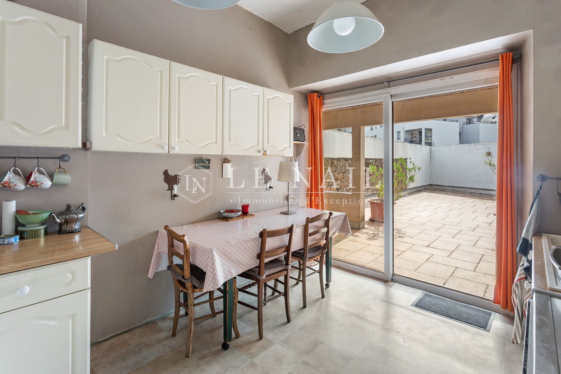 townhouse 9 rooms for sale on NANTES (44000)