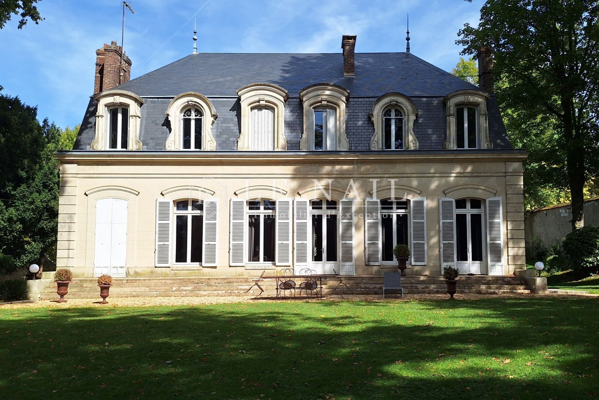 mansion (hôtel particulier) 10 rooms for sale on SENS (89100)